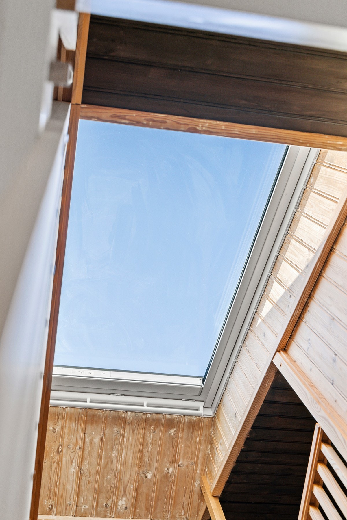 Etasjen føles luftig med ett stort vindu som slipper inn godt med lys Galleribilde