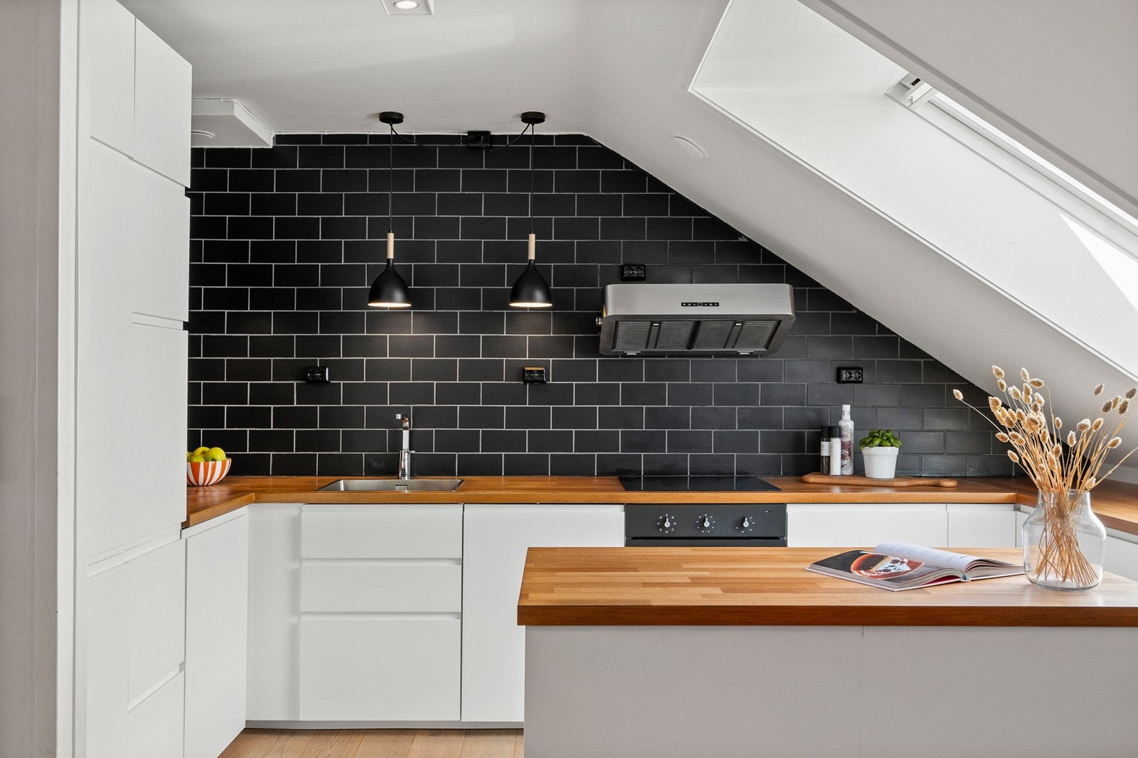 Lekkert kjøkken som ble pusset opp i 2018 med kjøkkenøy som gir rommet ett åpent, luftig og sosialt preg Galleribilde