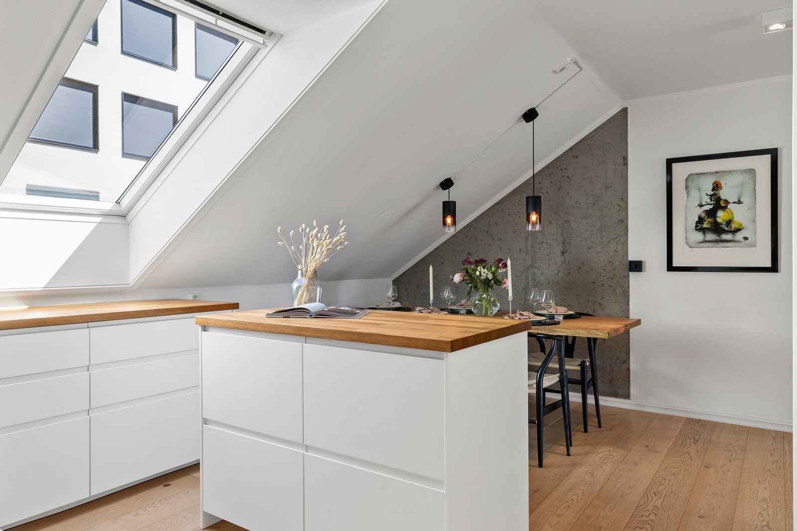 Integrert induksjonsplatetopp, stekeovn, oppvaskmaskin og kjøle -/fryseskap Galleribilde