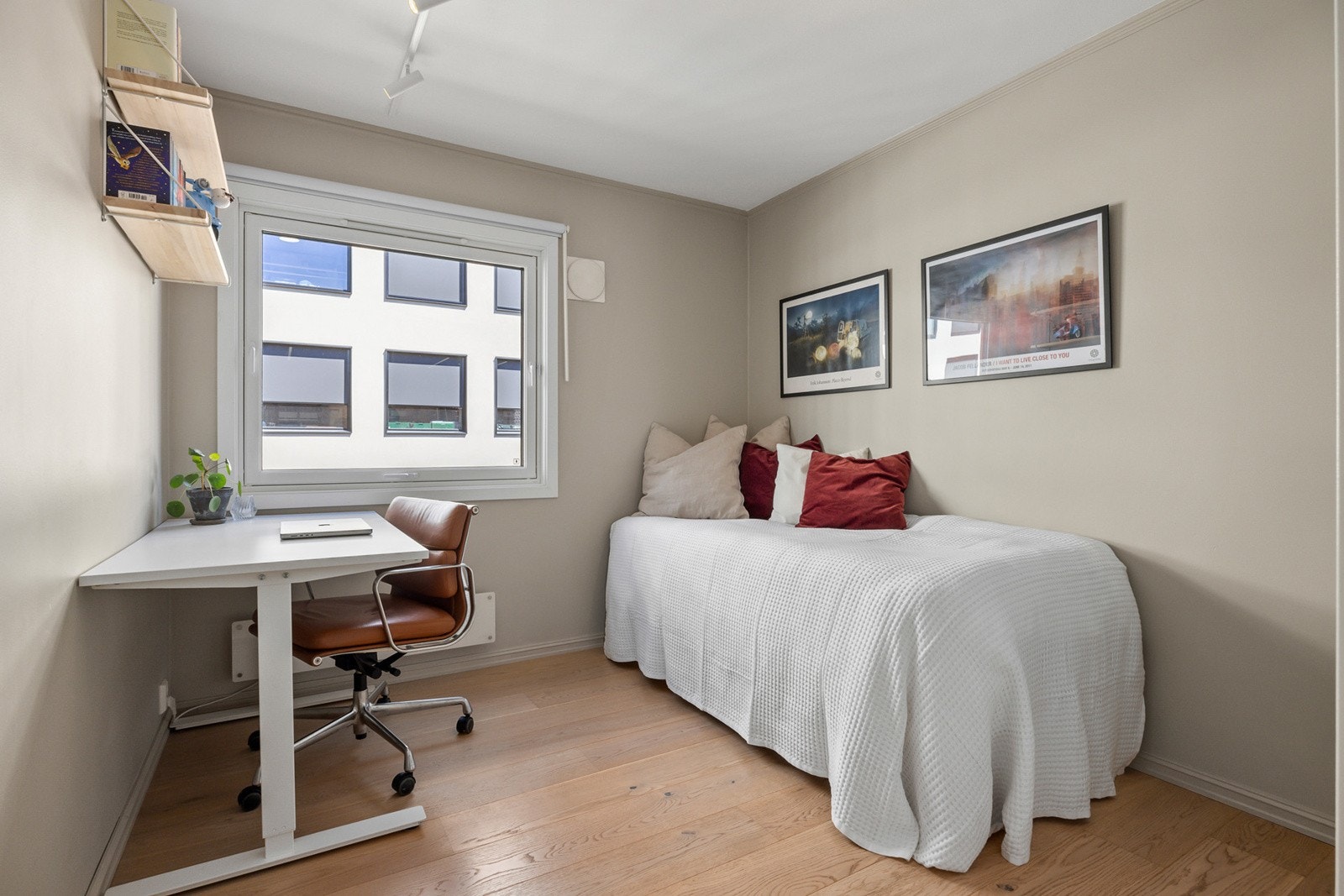 Soverommet som ligger i hovedetasjen er ett lyst og pent rom med god plass til seng, nattbord og garderobeskap Galleribilde