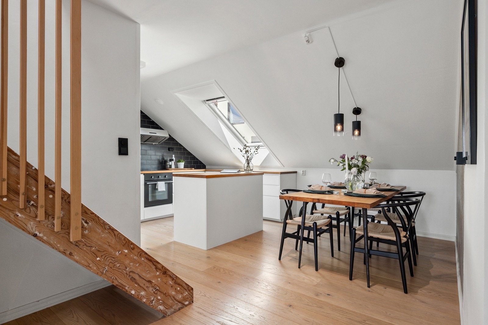 Fra stuen har du adkomst til ett åpent kjøkken med fin plass til spisegruppe Galleribilde