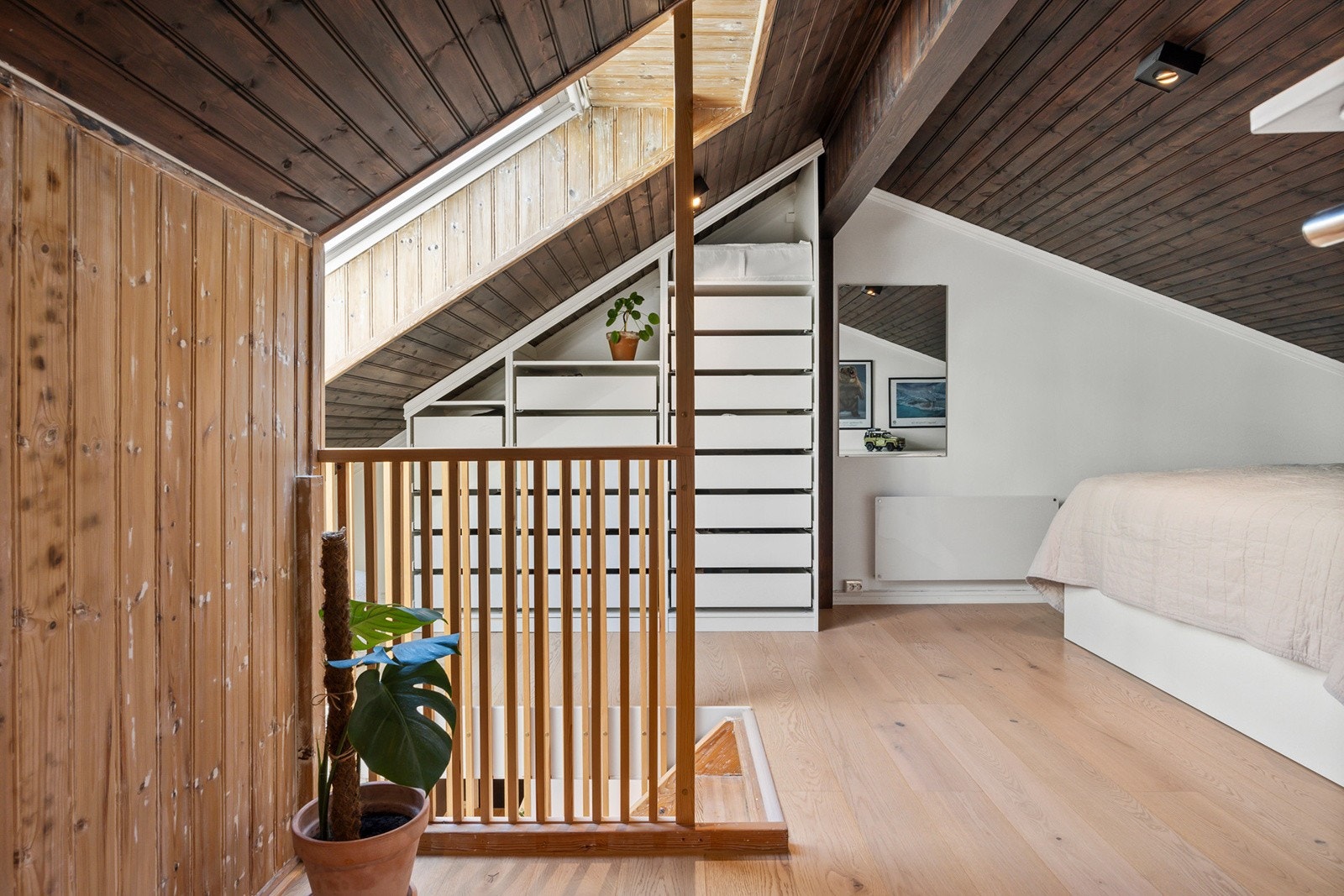 Rommet har interiørdetaljer og moderne innredning Galleribilde