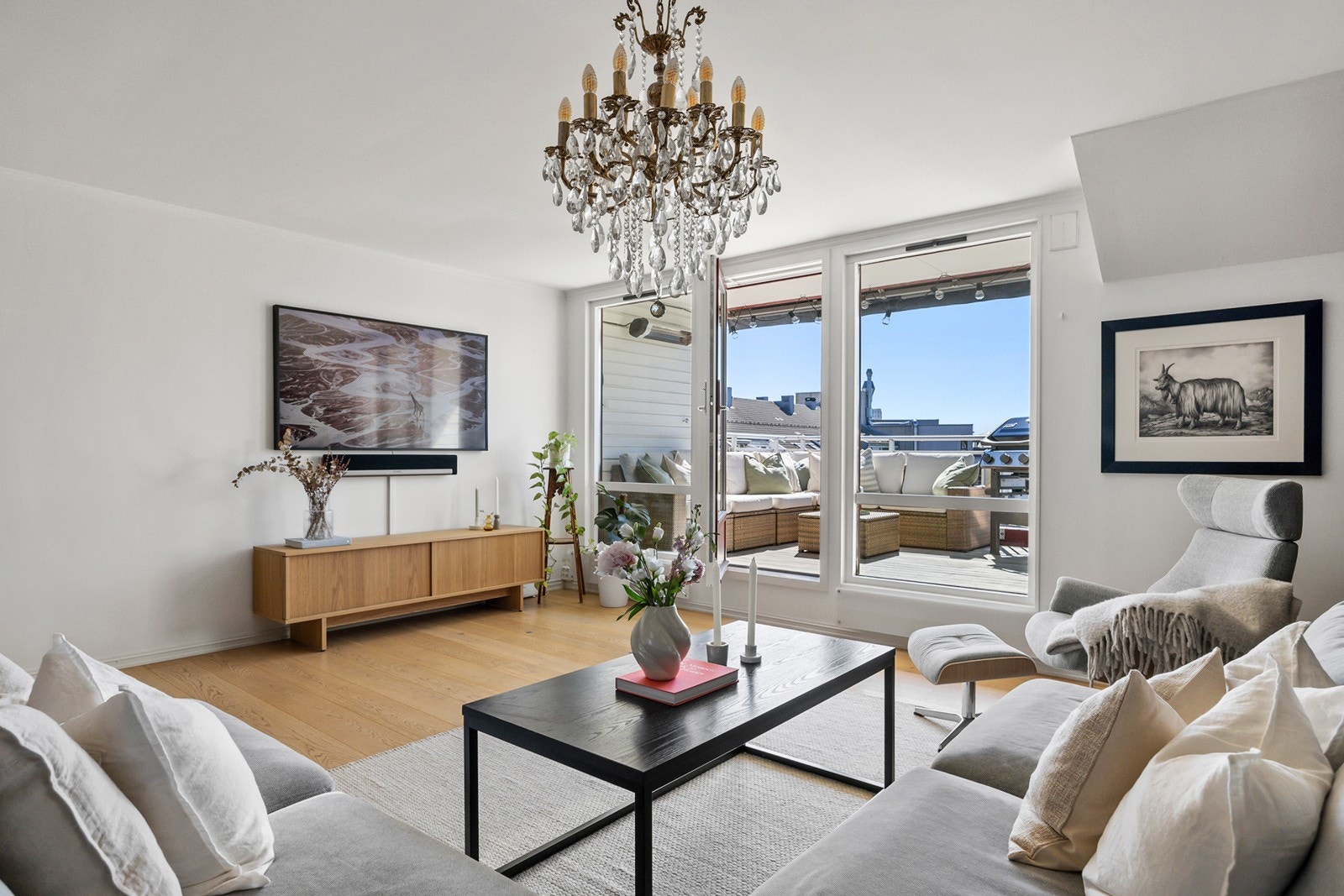 Lys og innbydende stue med gode møbleringsmuligheter Galleribilde