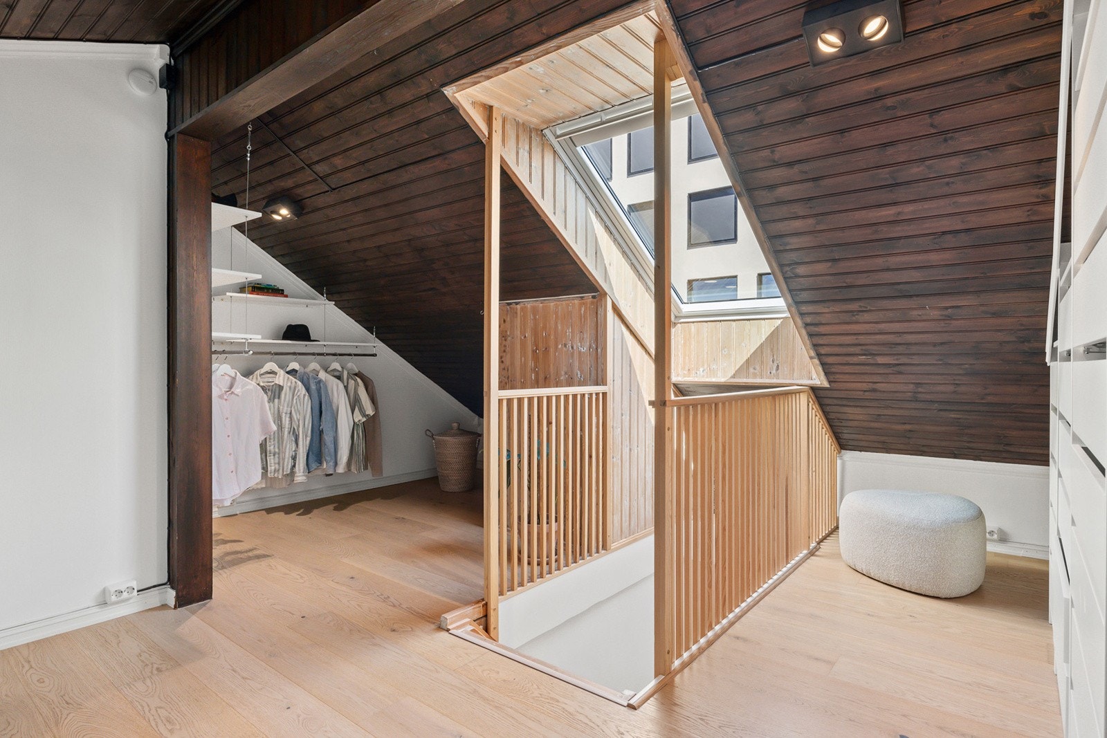 Loftsetasjen har godt med plass som idag benyttes som soverom Galleribilde