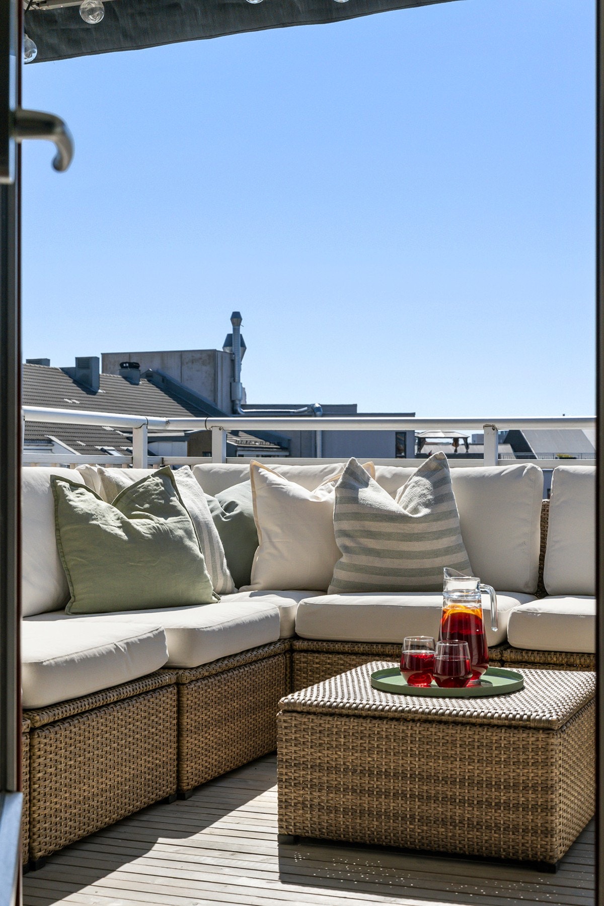 Denne ligger usjenert til med fin plass til hyggelige utemøbler og grill Galleribilde