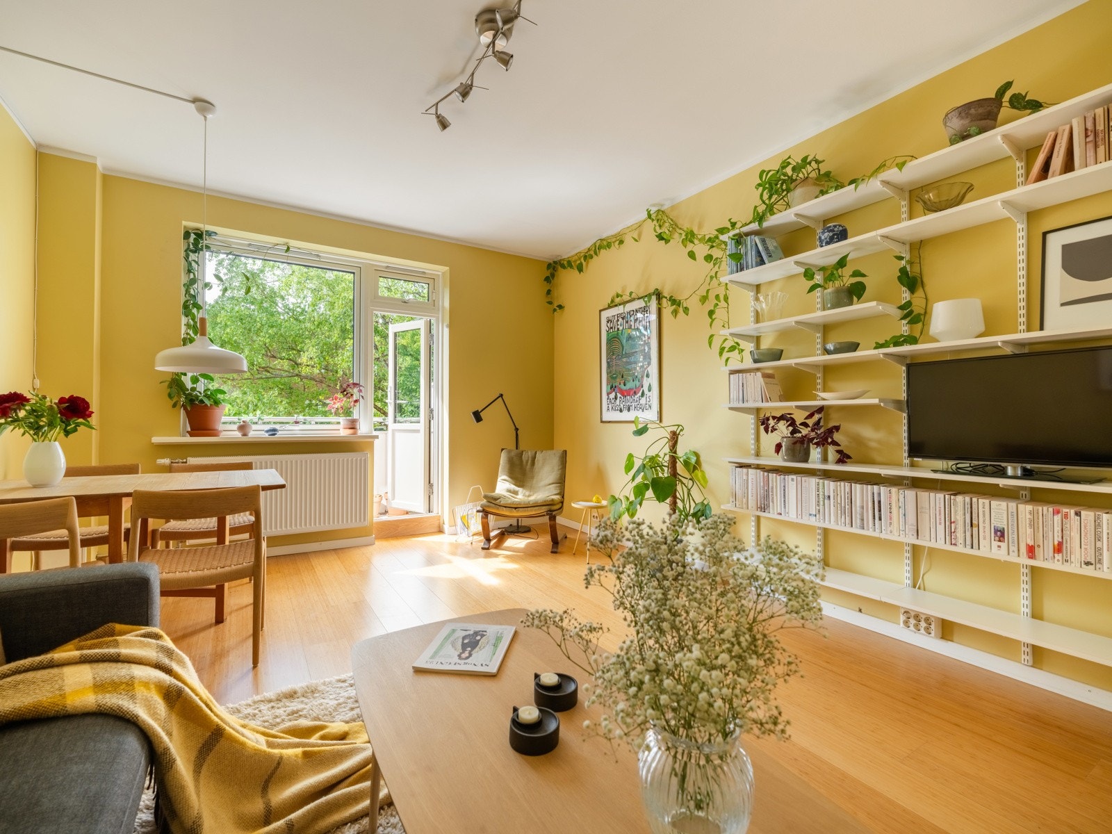 Dette er en lys og gjennomgående 2-roms med balkong i 3. etasje. Galleribilde