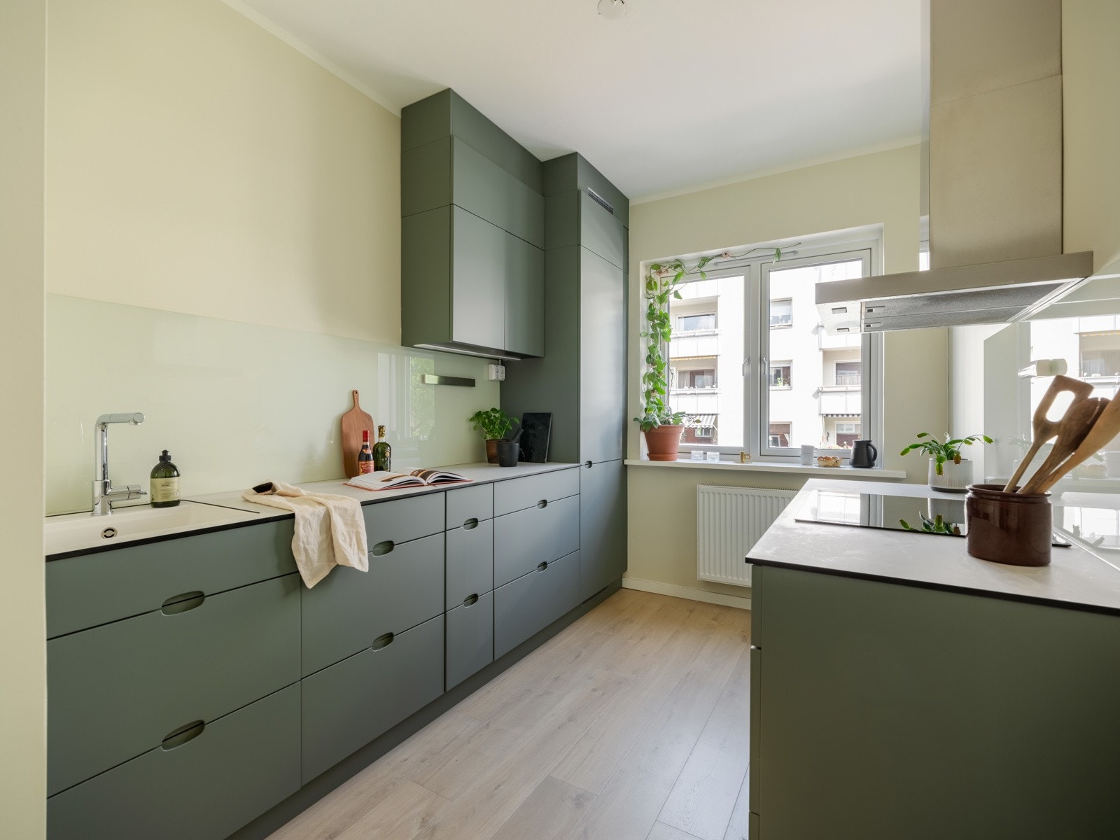 Separat kjøkken med lekker innredning fra Kvik (2022). Galleribilde