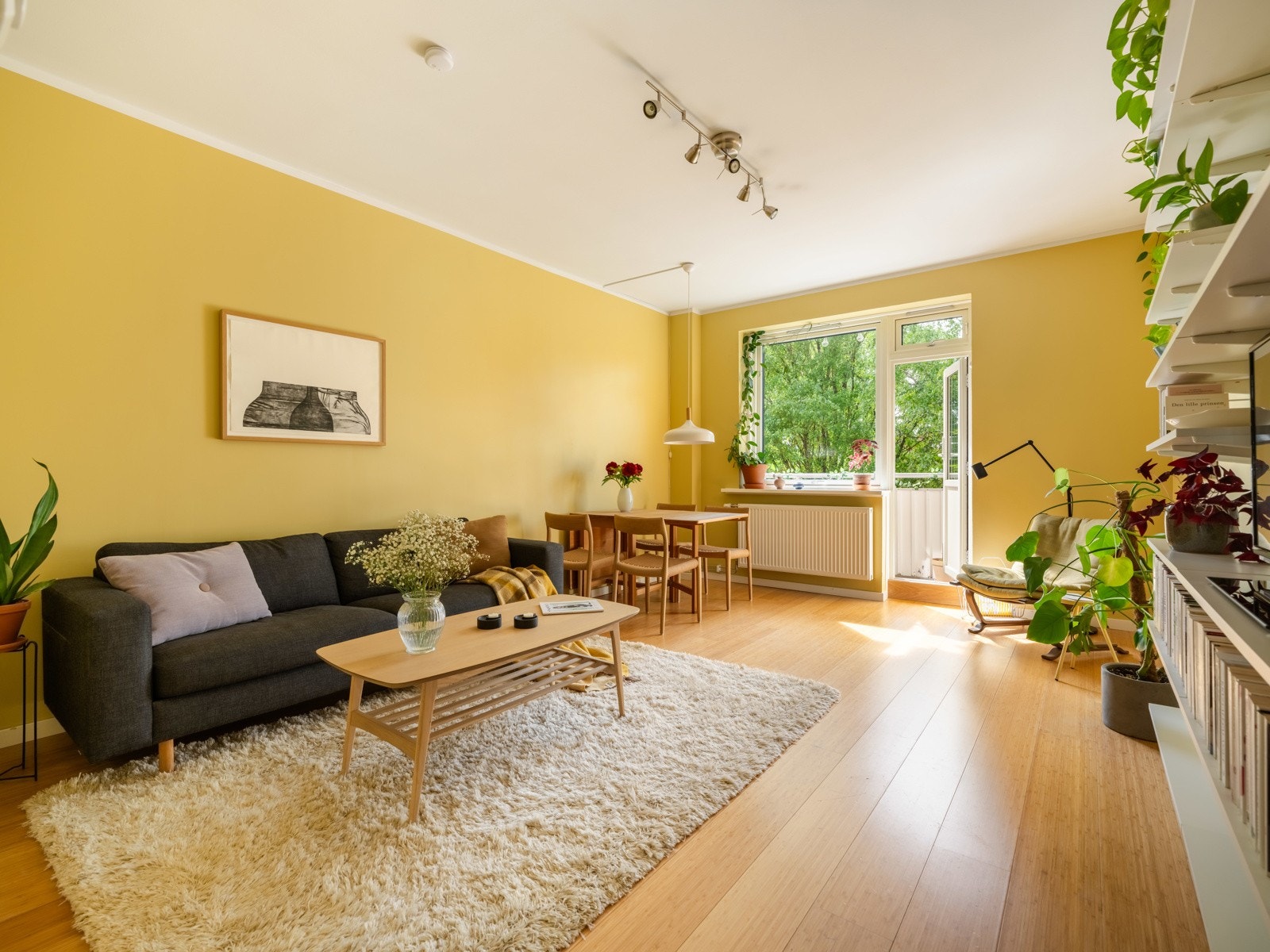 Boligen har en lys og luftig stue som gir gode innredningsmuligheter. Galleribilde