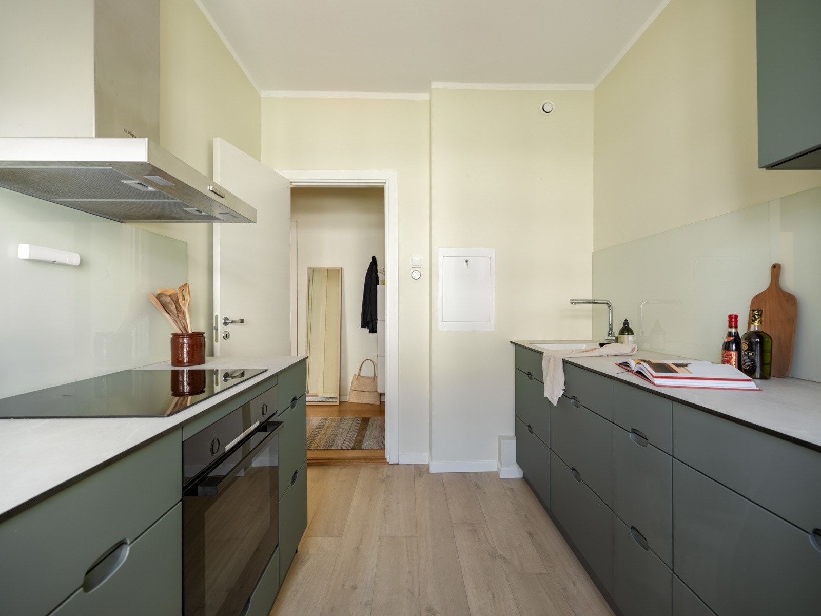 Rikelig med skap- og benkeplass. Galleribilde