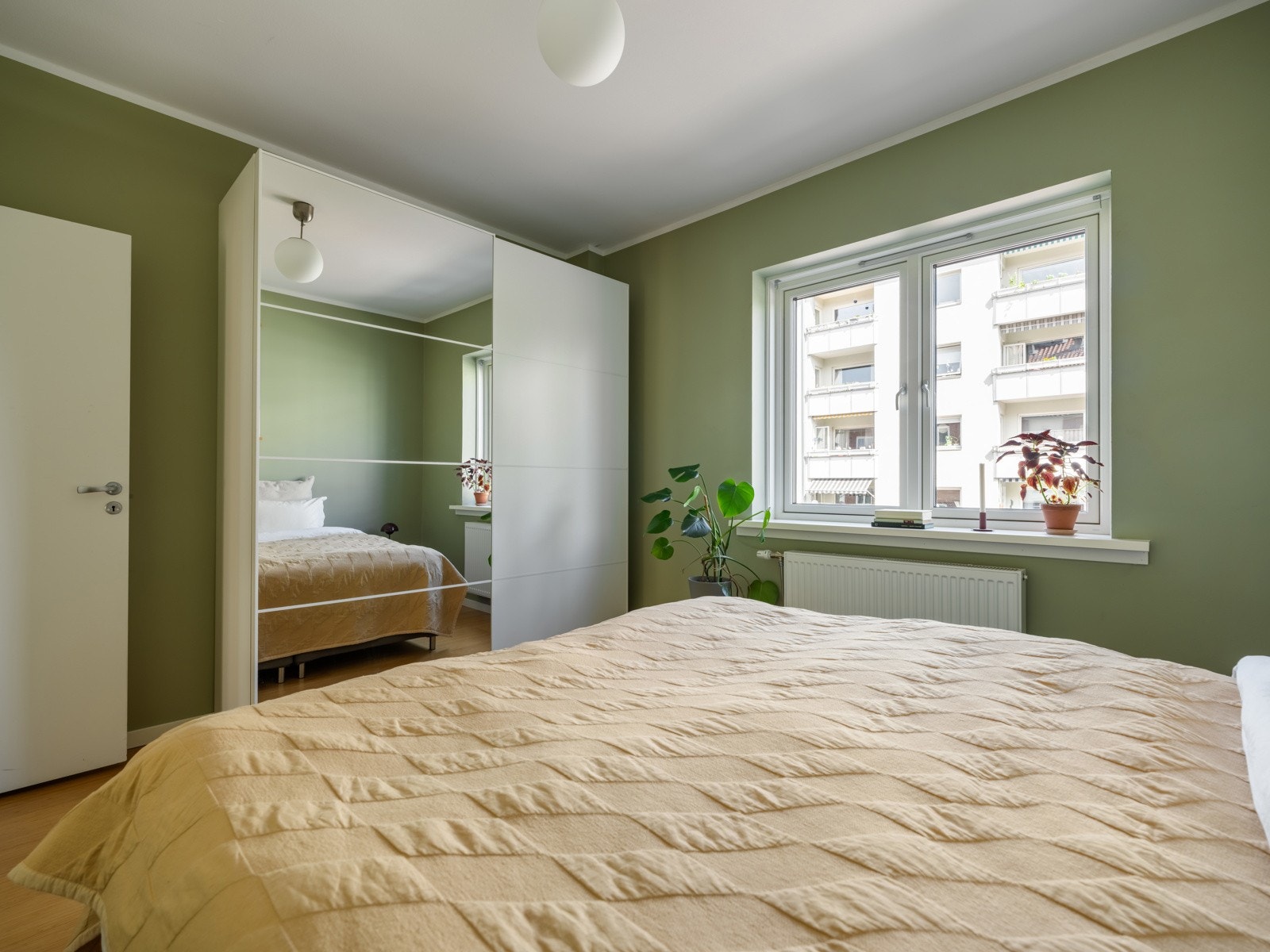 Gode oppbevaringsmuligheter i stor skyvedørsgarderobe. Galleribilde