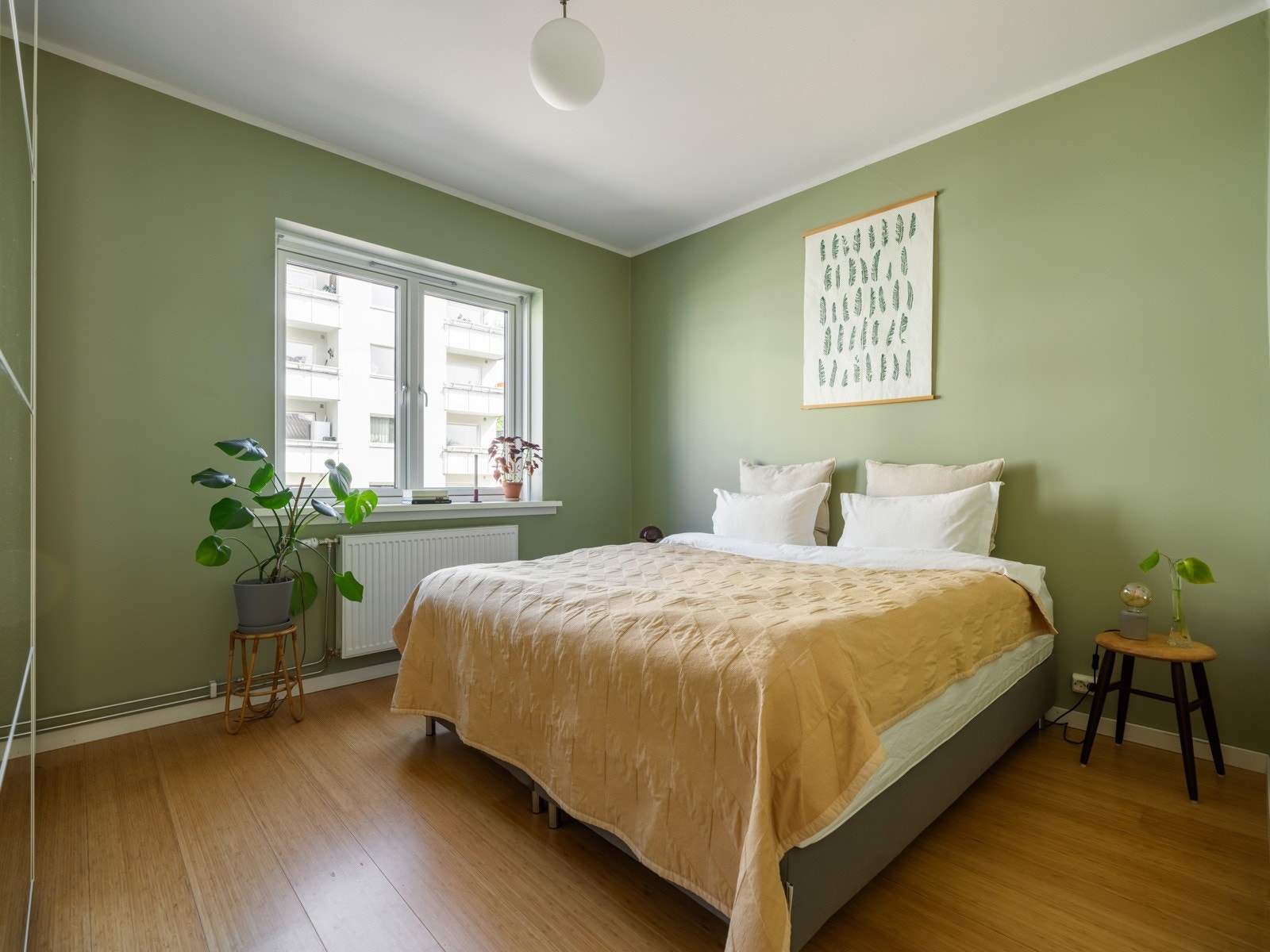 Svært romslig soverom med god plass til dobbeltseng. Galleribilde