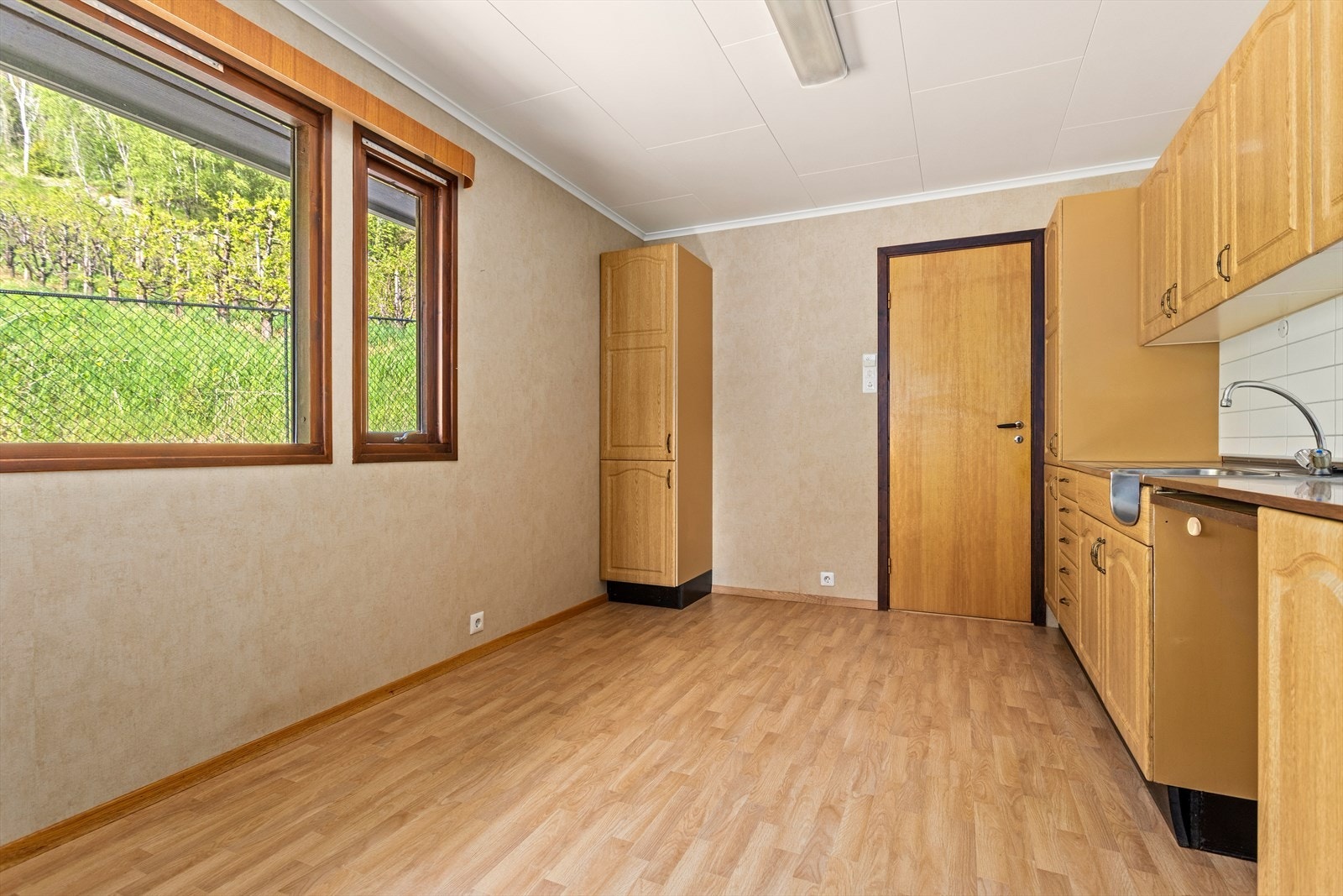 Kjøkkenet har god oppbevaringsplass i skuffer og skåp, samt plass til ei etegruppe. Galleribilde