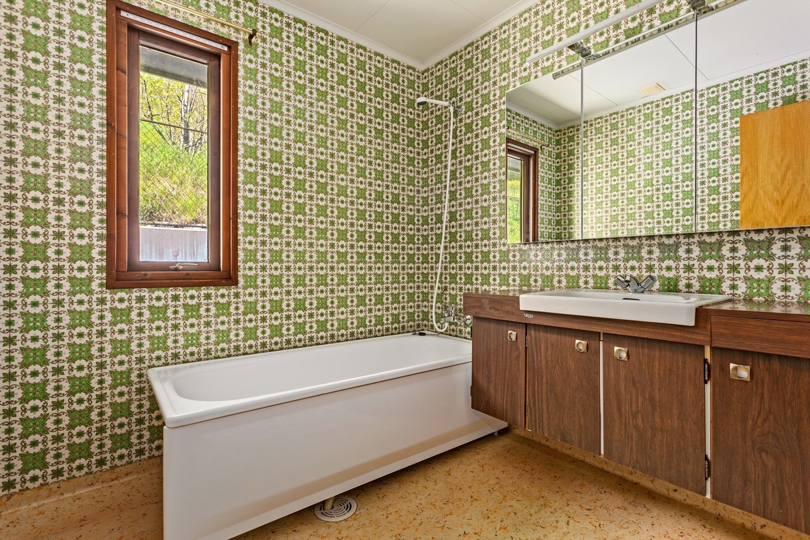 Badet er frå byggeperioden og har belegg på golv og veggar. Galleribilde