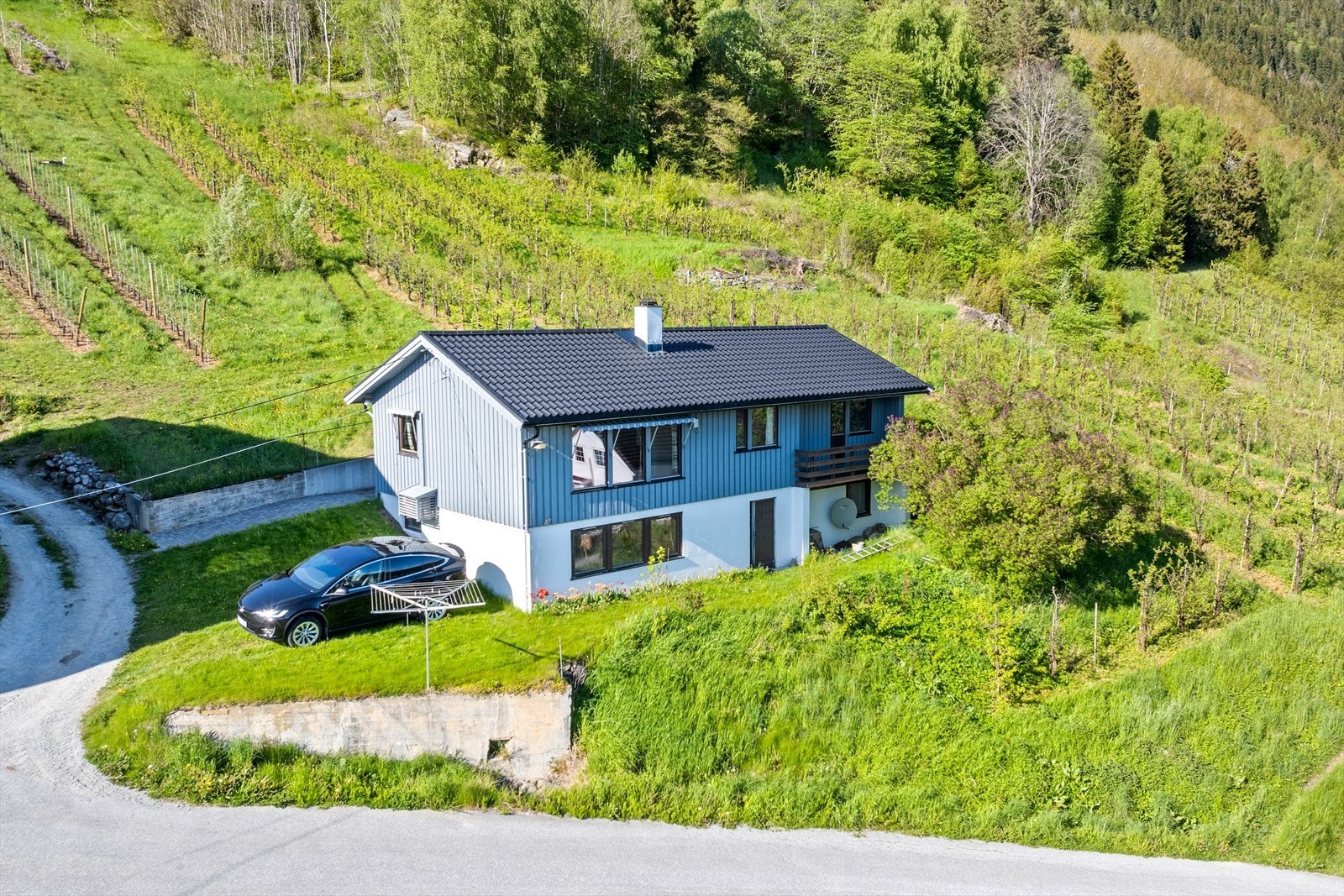 Eigedomen ligg øvst på Slinda med landleg beliggenhet, mellom Sogndal og Leikanger. Galleribilde