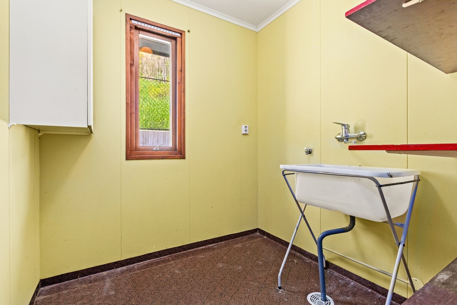 Vaskerommet er frå byggeperioden med belegg på golv og måla plater på veggar. Galleribilde