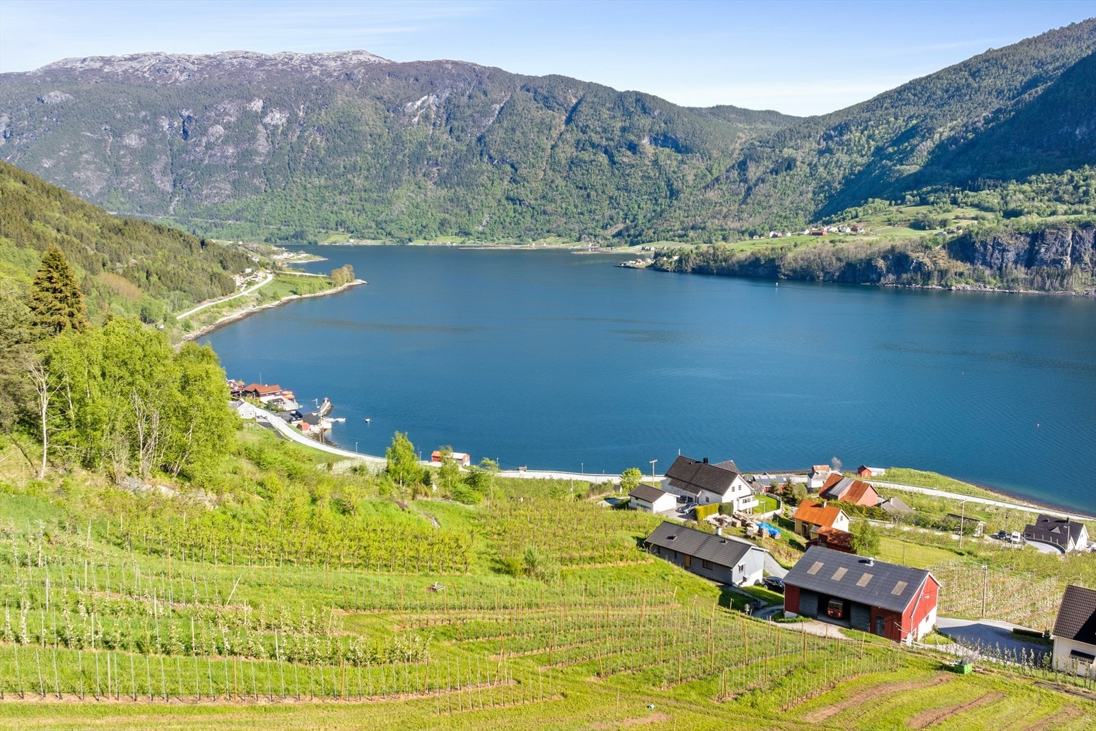 Frå eigedomen er det omlag 15 kilometer til Sogndal og ca 7 kilometer til Leikanger. Galleribilde