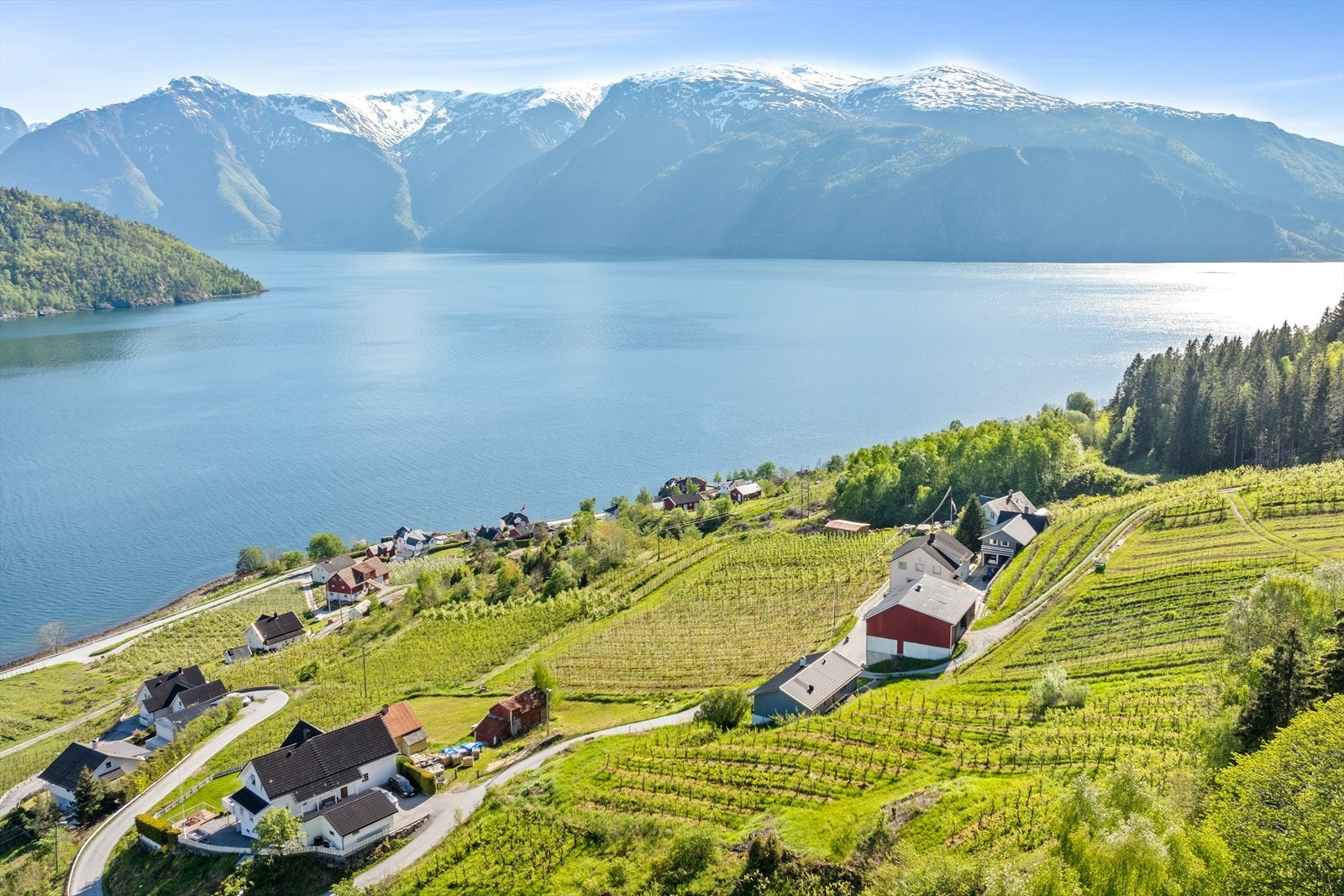 Det er det gode soltilhøve heile året og ein har flott utsikt over fjord og fjell. Galleribilde