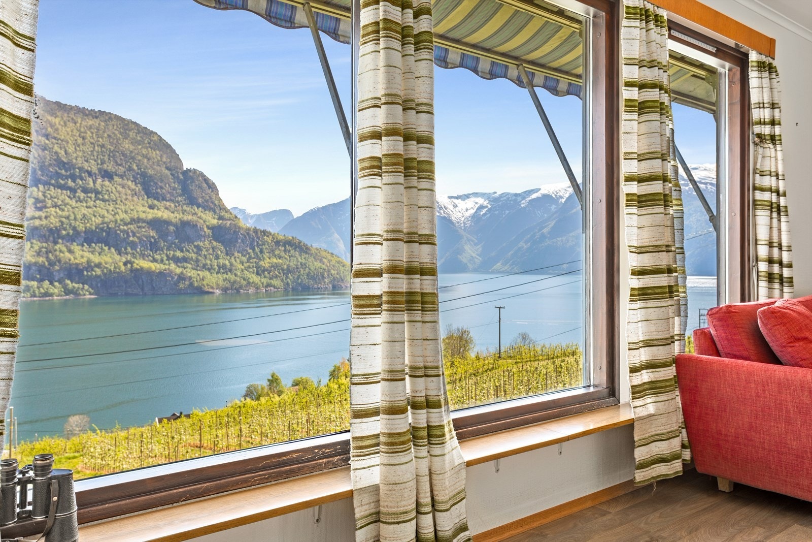 Her er det gode lyforhald via store vindaugflater i tillegg til fantastisk utsikt mot fjorden. Galleribilde