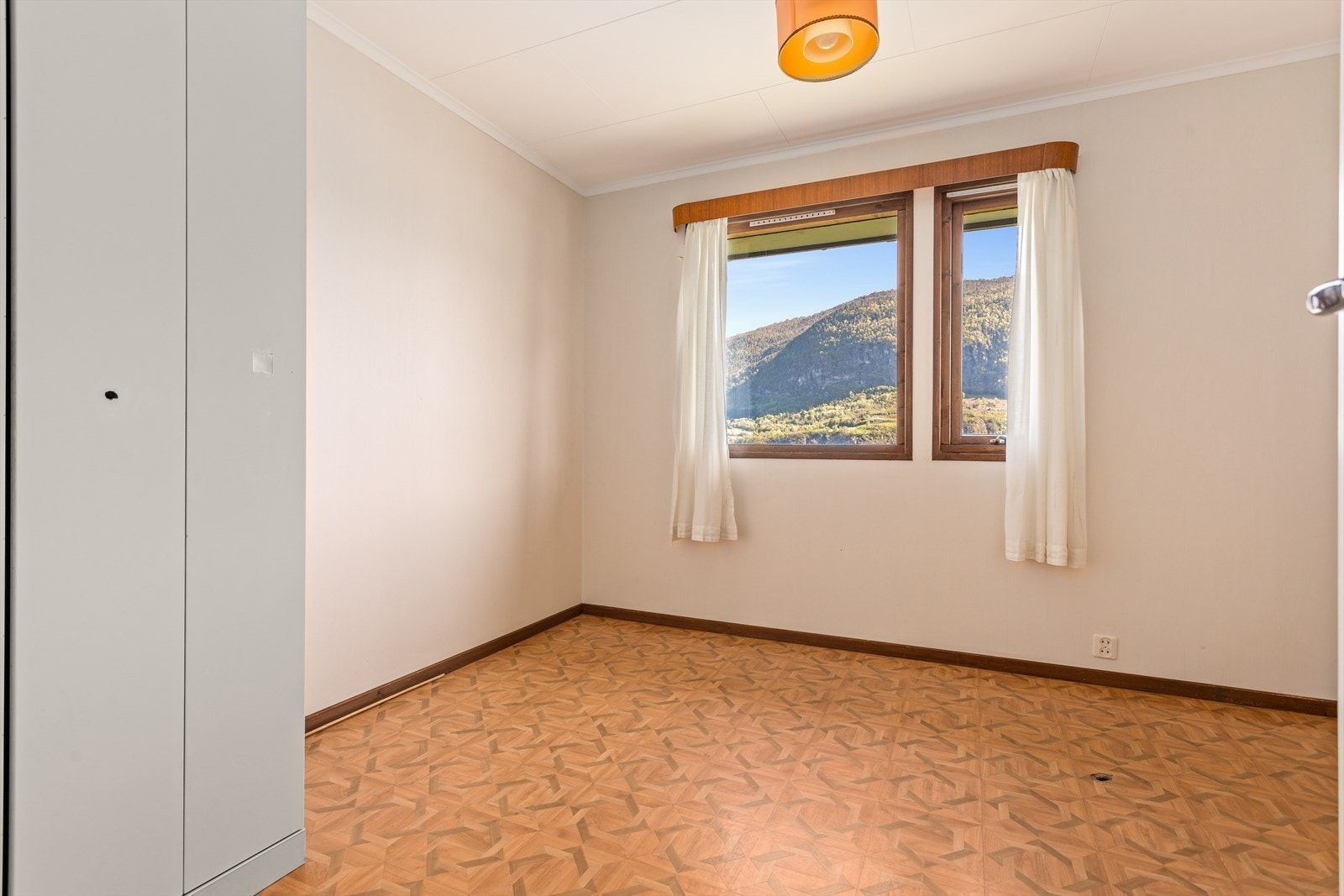 1.etg. har også 2 soverom innreia med garderobeskåp. Galleribilde