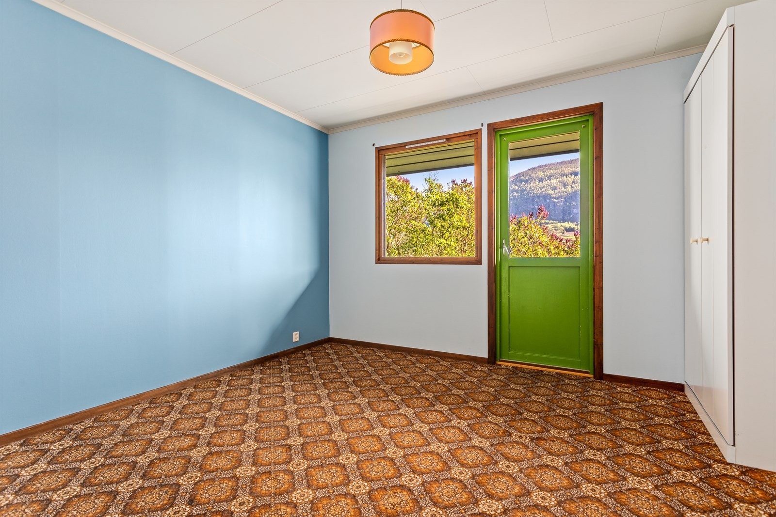 Hovudsoverommet har også direkte tilkomst ut til luftebalkong med utsikt mot fjorden. Galleribilde