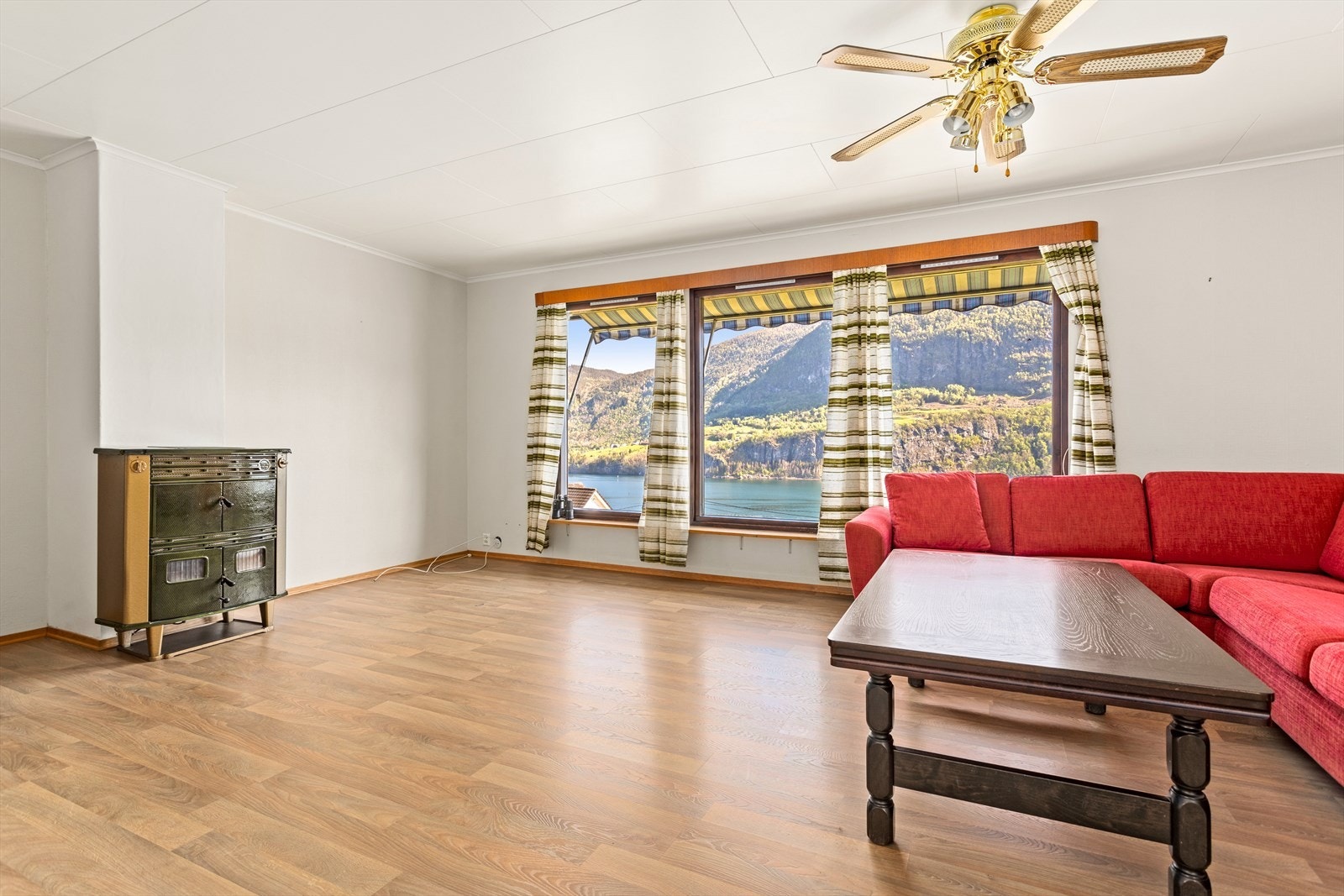 Stova har ei fin utforming og kan lett innreiast med fleire sittesoner. Galleribilde