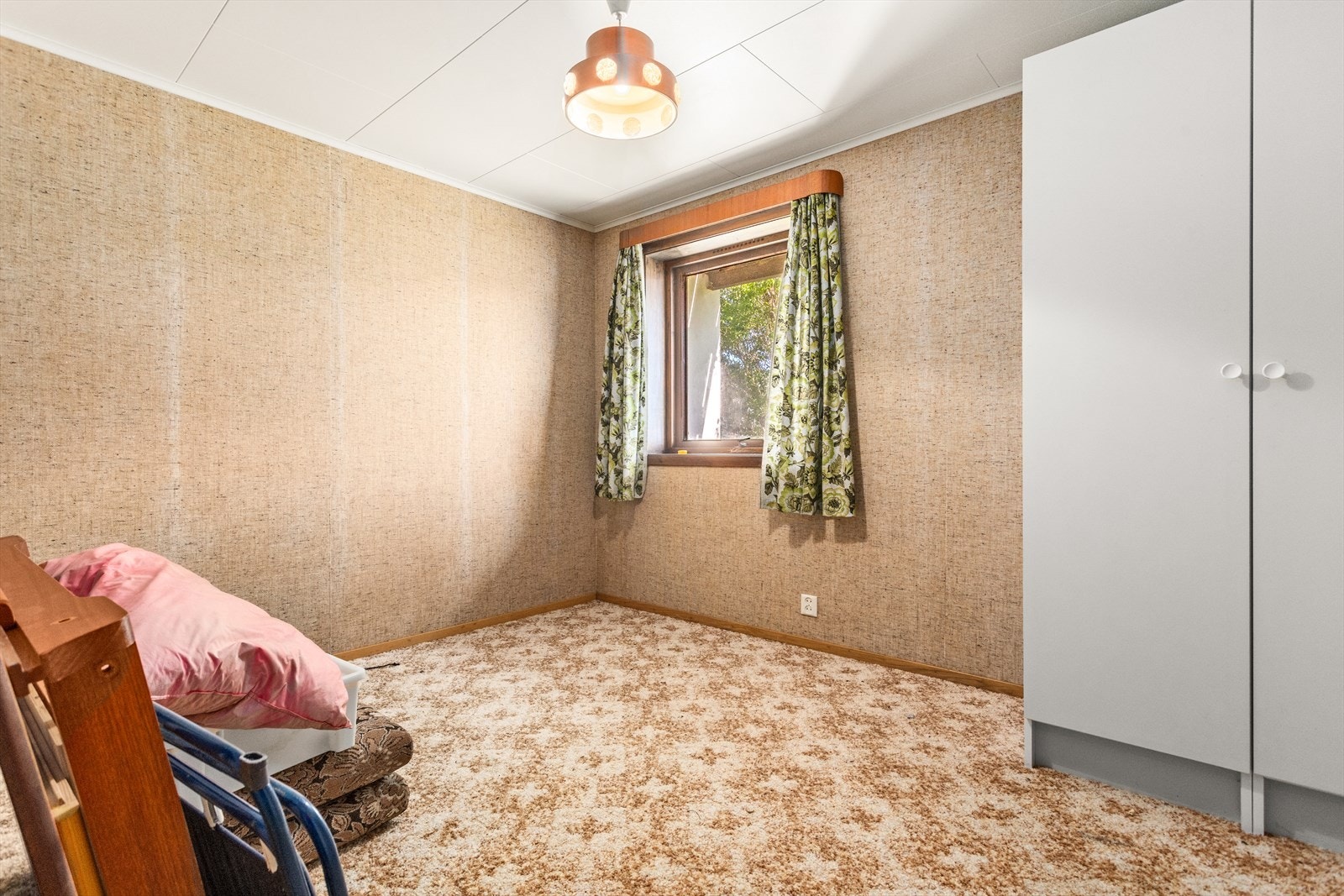 Soverommet i kjellaren er innreia med garderobeskåp og har plass til ei dobbeltseng. Galleribilde