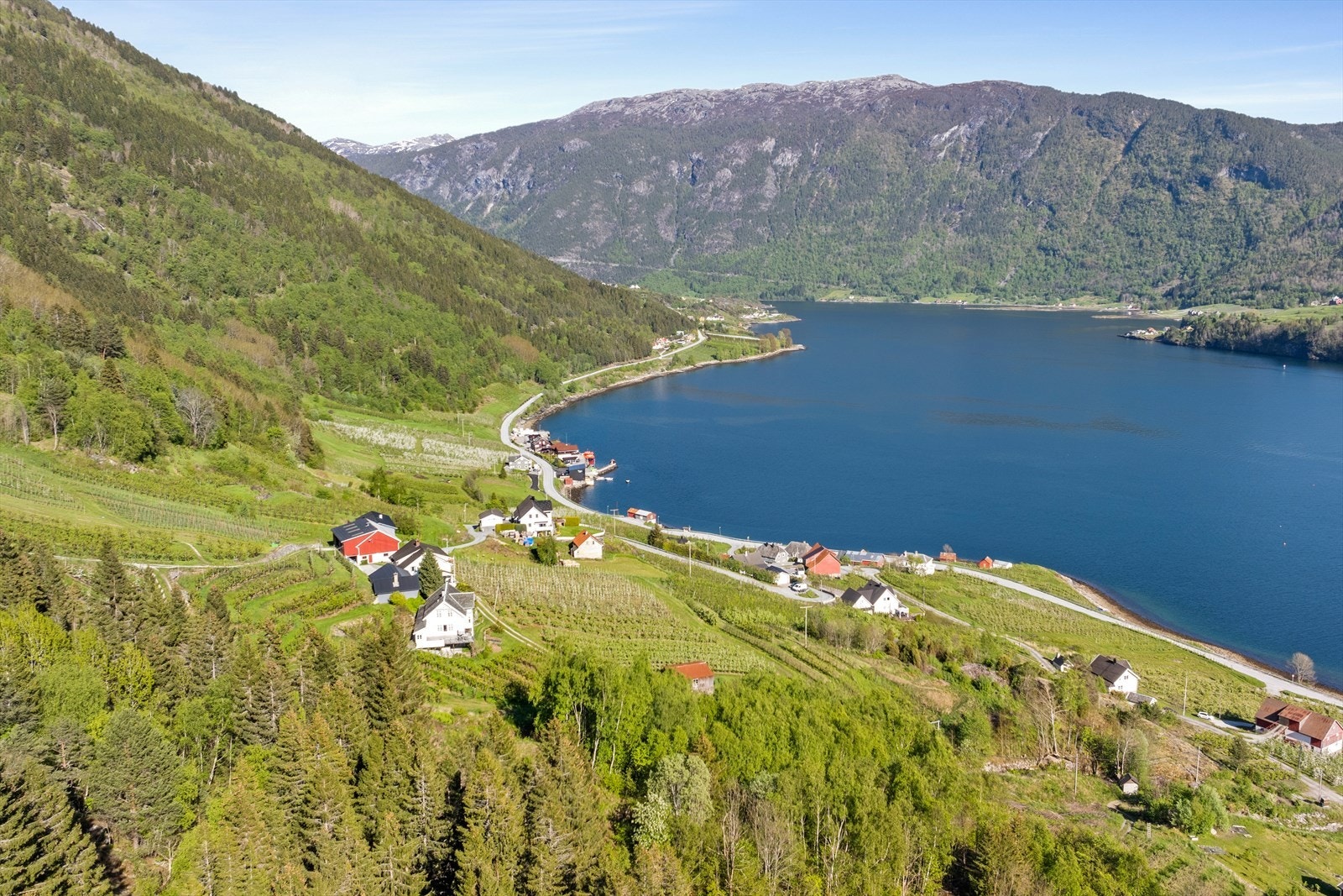 Det er kort veg til naturen med utmarka og populære turvegar i nærleiken og det er kort avstand til fjorden. Galleribilde