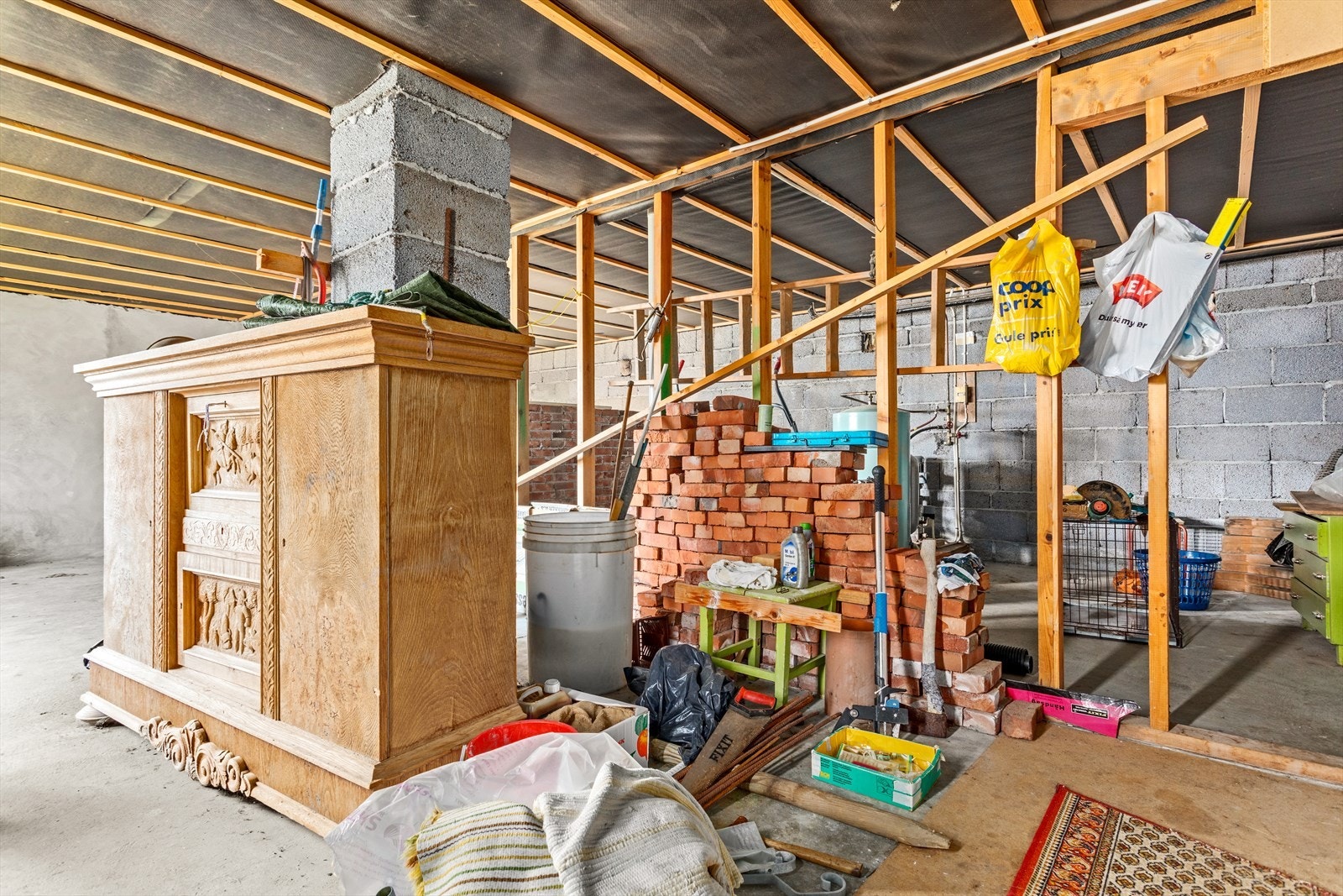 Uinnreia areal i kjellar. På teikningen som ligg i salsoppgåva var det tenkt bad, kjøken og sovealkove i dette arealet Galleribilde