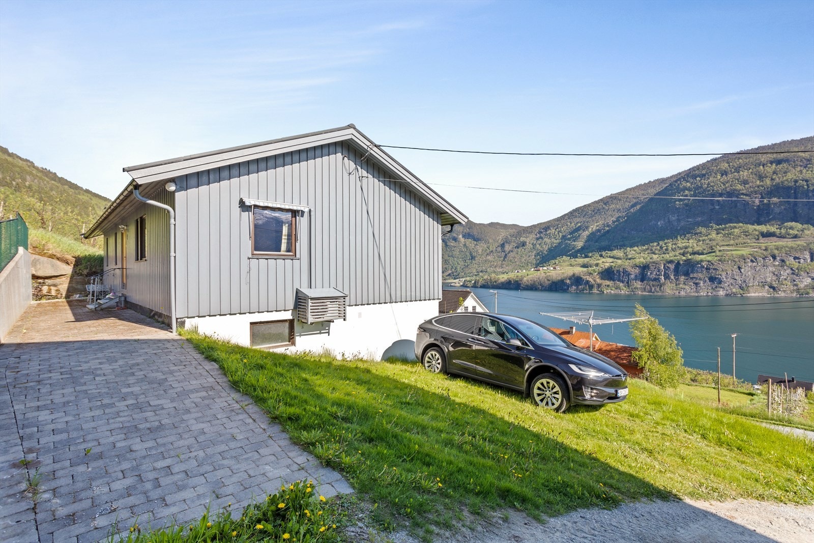 Hage, eventuelt parkeringsareal på sida av huset Galleribilde