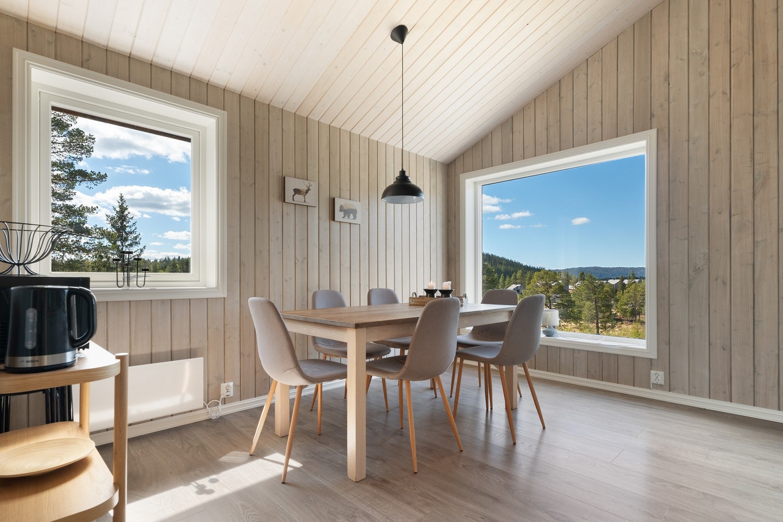 2 etasje er innredet som en egen leilighet. Her er kjøkken og stue også i delvis åpen løsning. Galleribilde