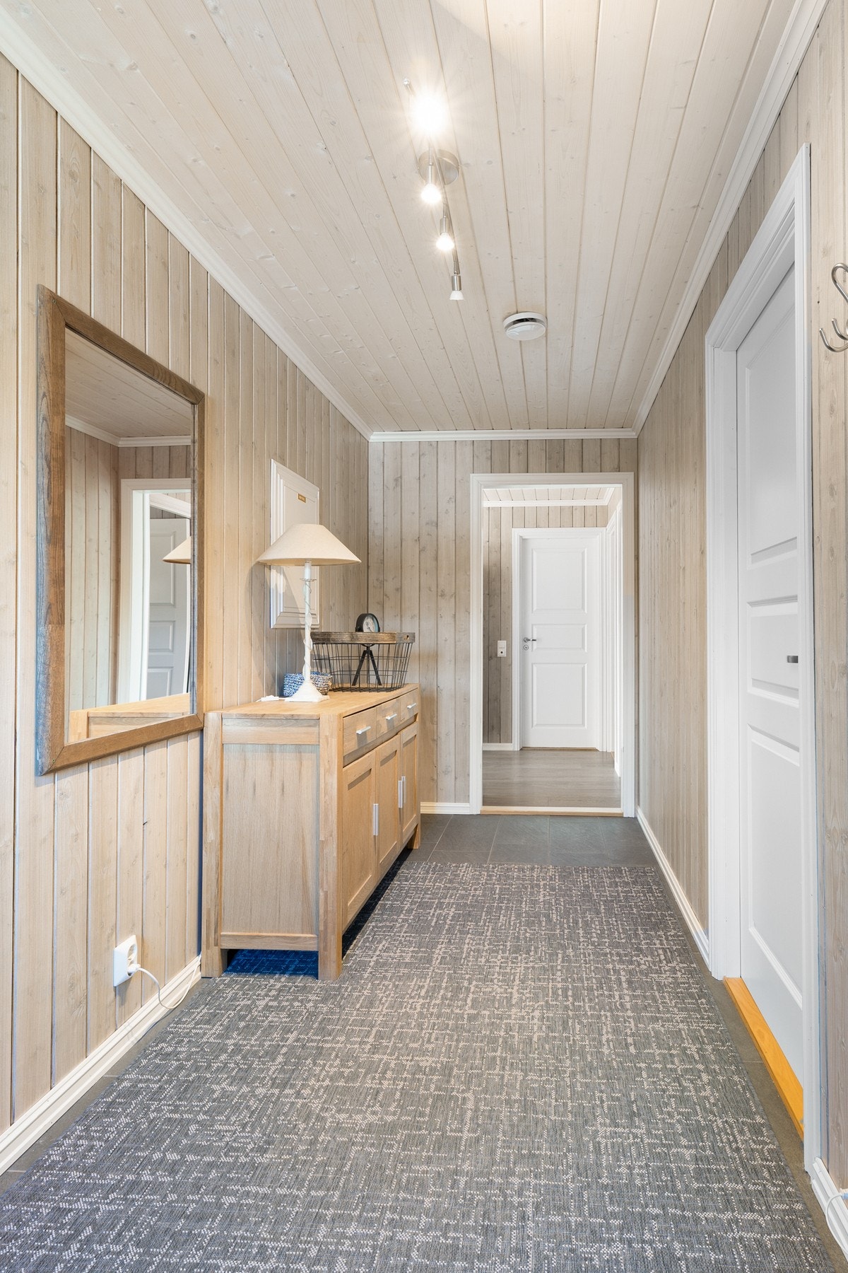 2.etasje har inngang både utenfra og innenfra. Galleribilde