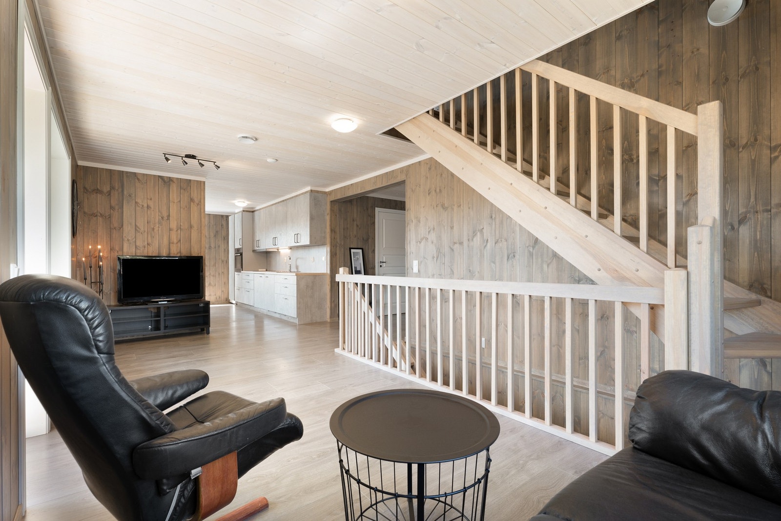 Flott stue med store vindusflater som bringer dagslyset inn. Galleribilde