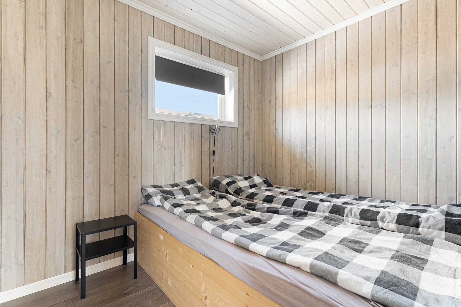 Soverom IV innredet med dobbeltseng. Galleribilde