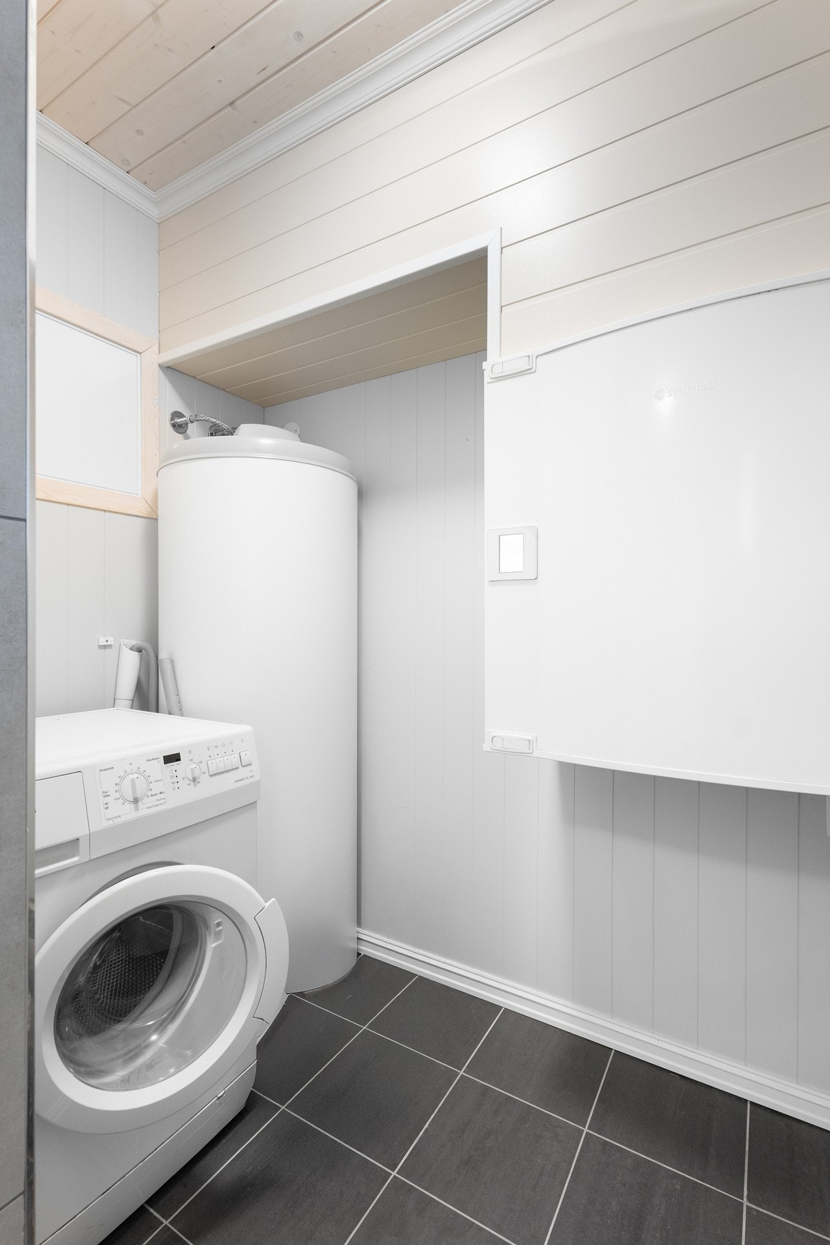 Praktisk del av baderom med plass til vaskerom Galleribilde