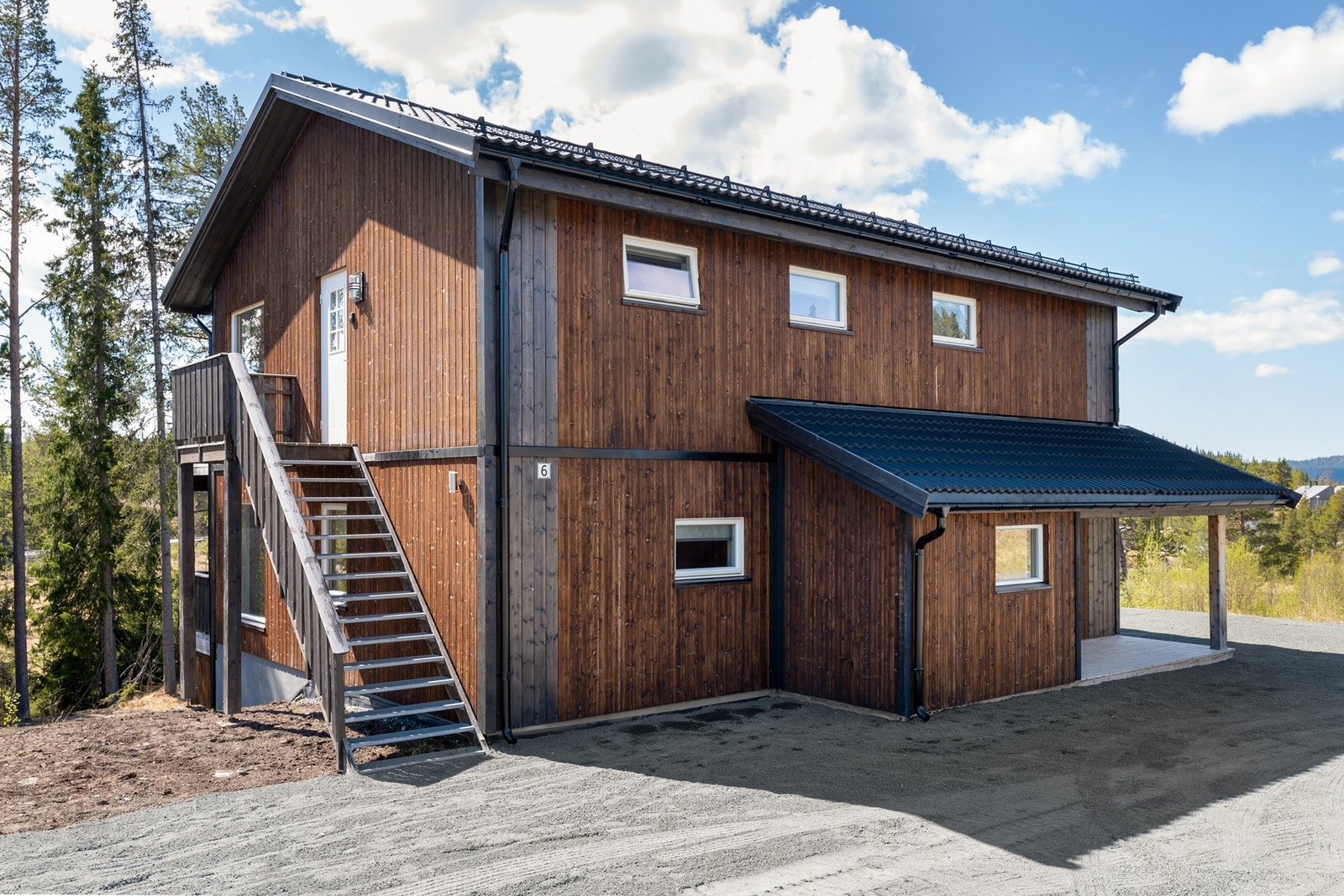 Boligen inneholder 3 innganger, 5 soverom, 2 bad, 2 stuer og 2 kjøkken med spisestue. I tillegg til bodrom og integrert garasje. Galleribilde