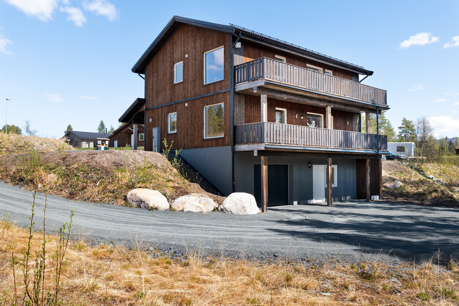 Boligen består av en hovedenhet med integrert garasje og en leilighet over. Det er trapp mellom enhetene slik at man kan ta hele boligen i bruk som en enhet Galleribilde