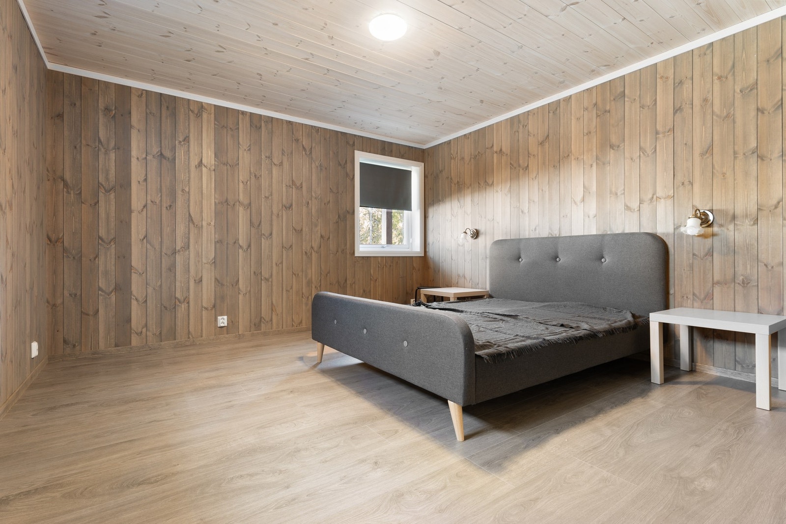 Boligen har totalt 5 soverom. Her er soverom I i hovedetasjen. Galleribilde