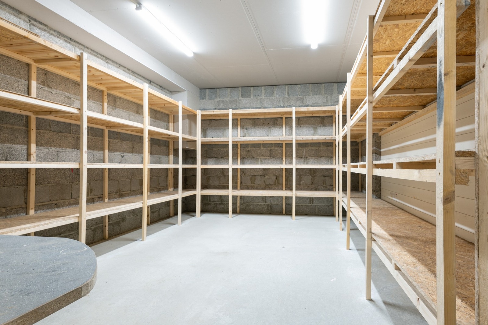 God lagerplass i underetasjen Galleribilde