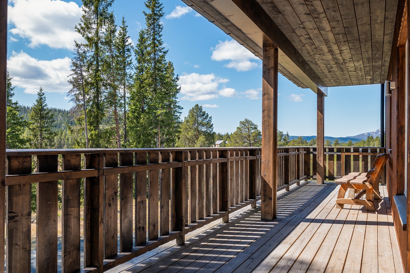 Om sommeren er det uttallige turmuligheter rett i nærheten - med høyfjell, badestrender og fiskevann. På vinterstid kan man benytte seg av de fantastiske langrennsløypene, eller slalombakkene i Raulands skianlegg Galleribilde