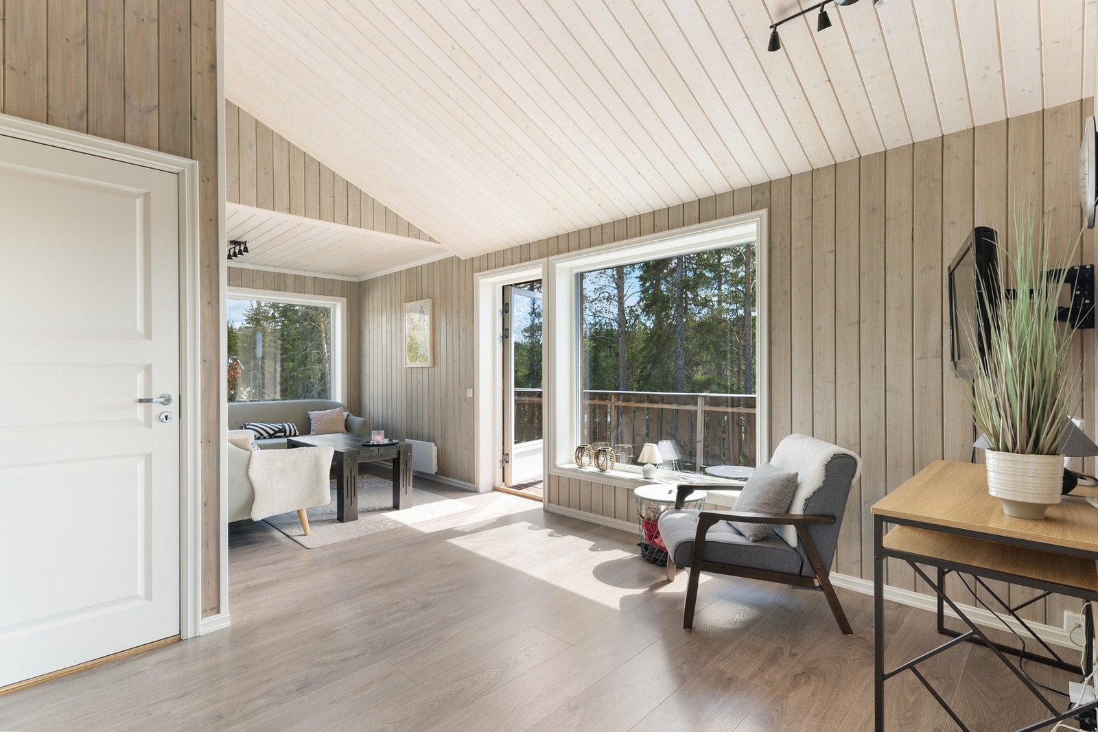 Utgang til romslig veranda, med nydelig utsikt Galleribilde