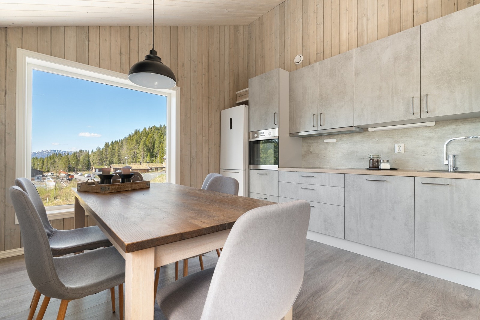 Fin takhøyde gjør rommet ekstra luftig og behagelig Galleribilde