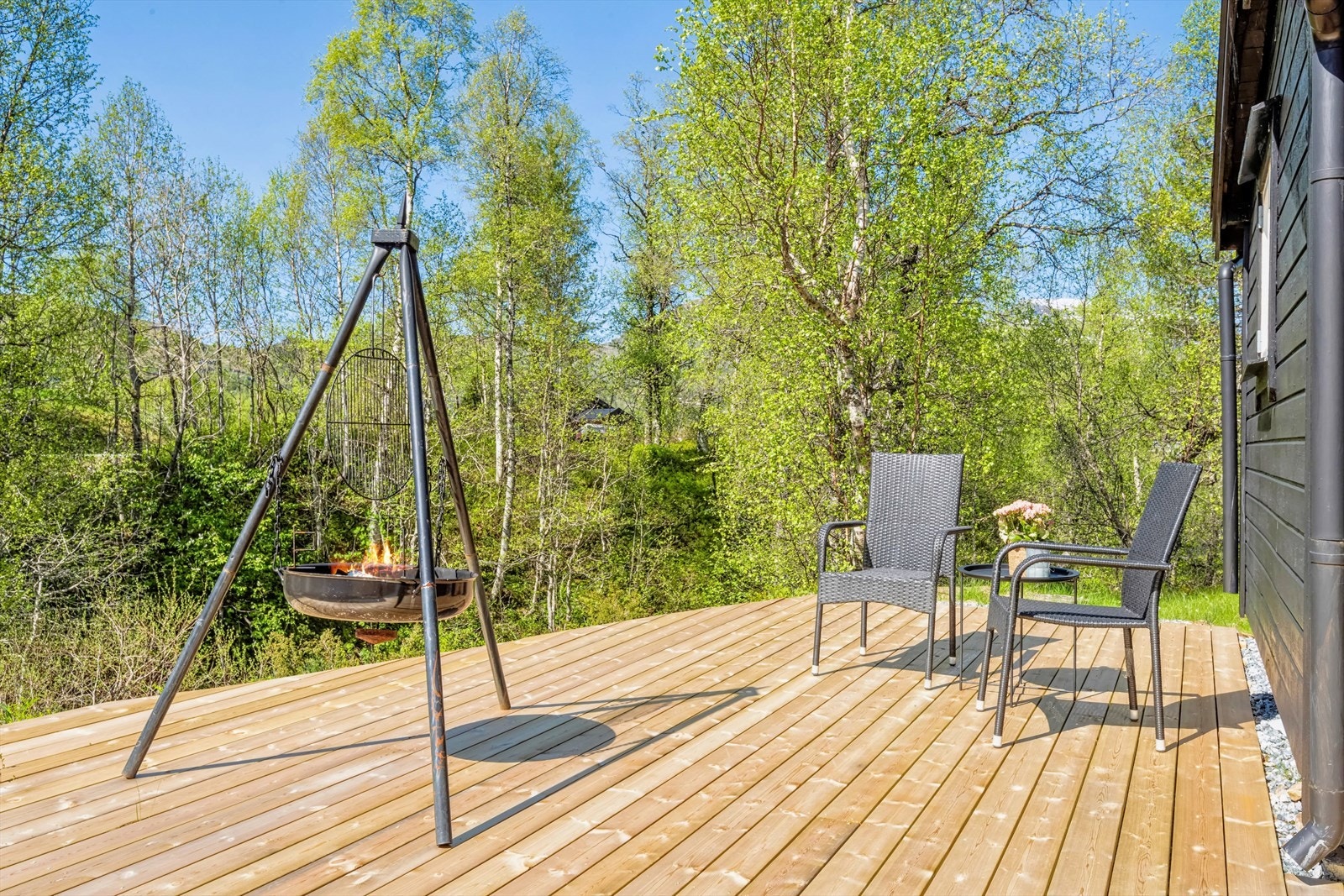 Hytten er godt vedlikeholdt og har blant annet nytt bad fra 2020, ny kledning og ny terrasse - gode solforhold! Galleribilde