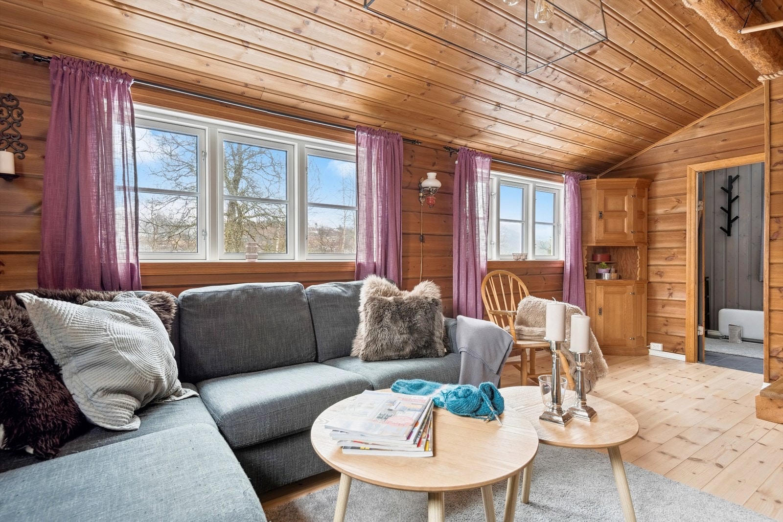 Store vindusflater sikrer rikelig med naturlig lysinnslipp og setter et lyst og fint preg over rommet. Galleribilde