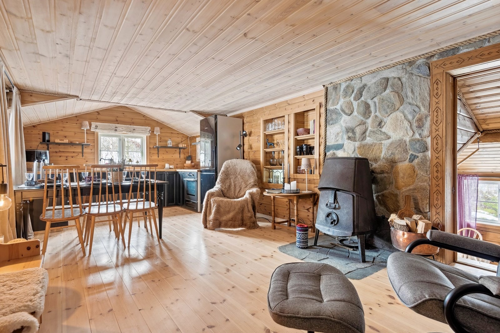 Åpen og lys stue med kjøkken fra 2013 Galleribilde