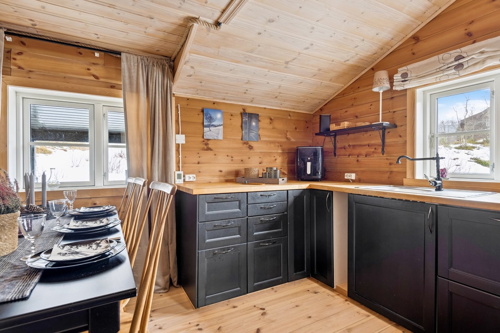 Kjøkkeninnredning i tre med profilerte fronter og benkeplate av heltre. Galleribilde