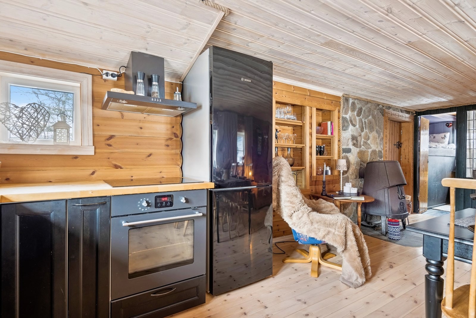 Kjøkkenet er utstyrt med oppvaskmaskin, kombiskap, stekeovn og platetopp. Galleribilde