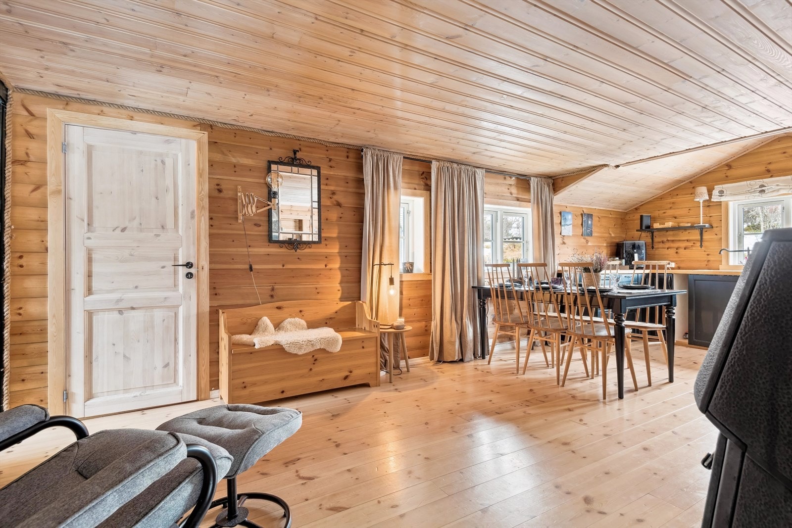 Her er det plass til å innrede med både egen spisegruppe og en hyggelig sofakrok - Godt med plass til gjester i de to stuene! Galleribilde