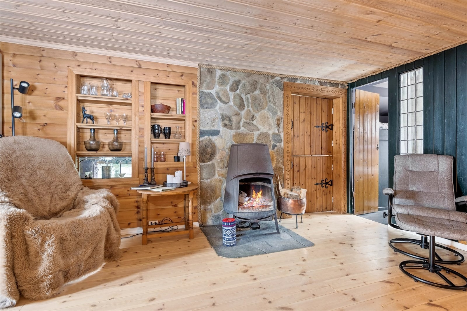 Fra stuen ved kjøkkenet er det et halvplan ned til en ekstra stue og et flott soverom Galleribilde