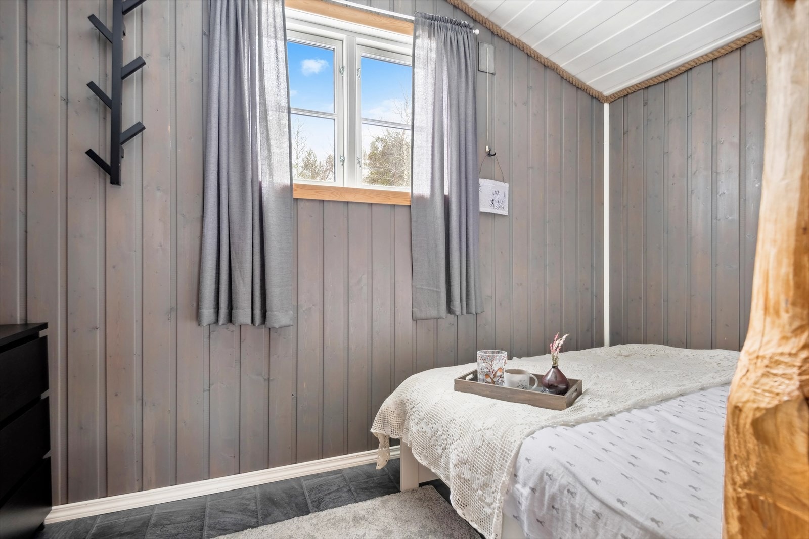 Hovedsoverommet er av god størrelse og har plass til dobbeltseng og tilhørende soveromsmøblement. Galleribilde