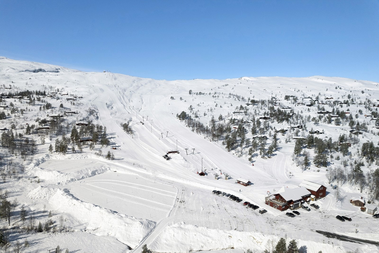 Kort vei til skitrekket i Furedalen, og preparerte skiløyper få meter unna i Hjeltelia Galleribilde